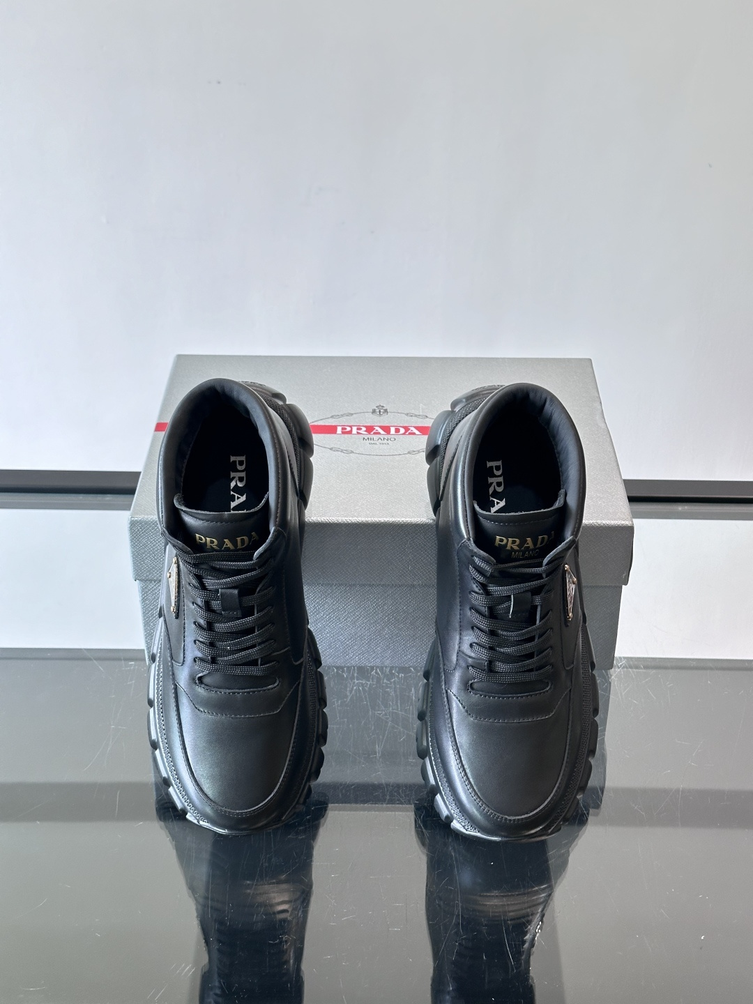 Prada三角标厚底运动鞋，高帮设计，纳帕小牛皮鞋面，柔软细腻质感满分✨。侧面三角金属珐琅徽章+鞋舌&后