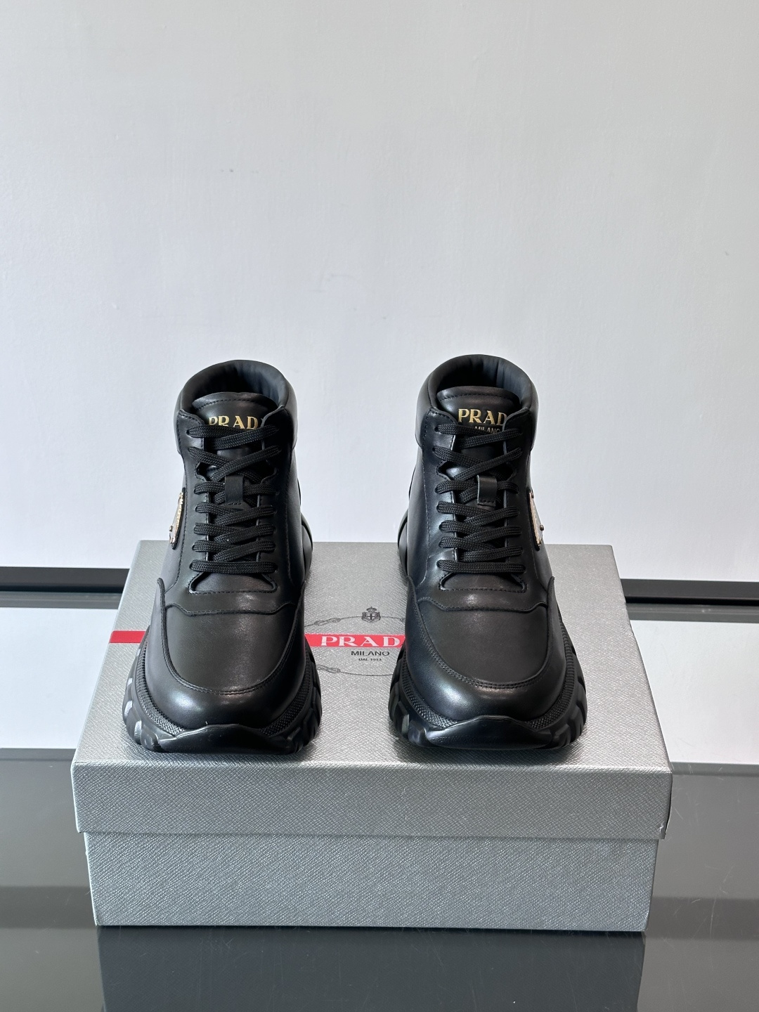 Prada三角标厚底运动鞋，高帮设计，纳帕小牛皮鞋面，柔软细腻质感满分✨。侧面三角金属珐琅徽章+鞋舌&后