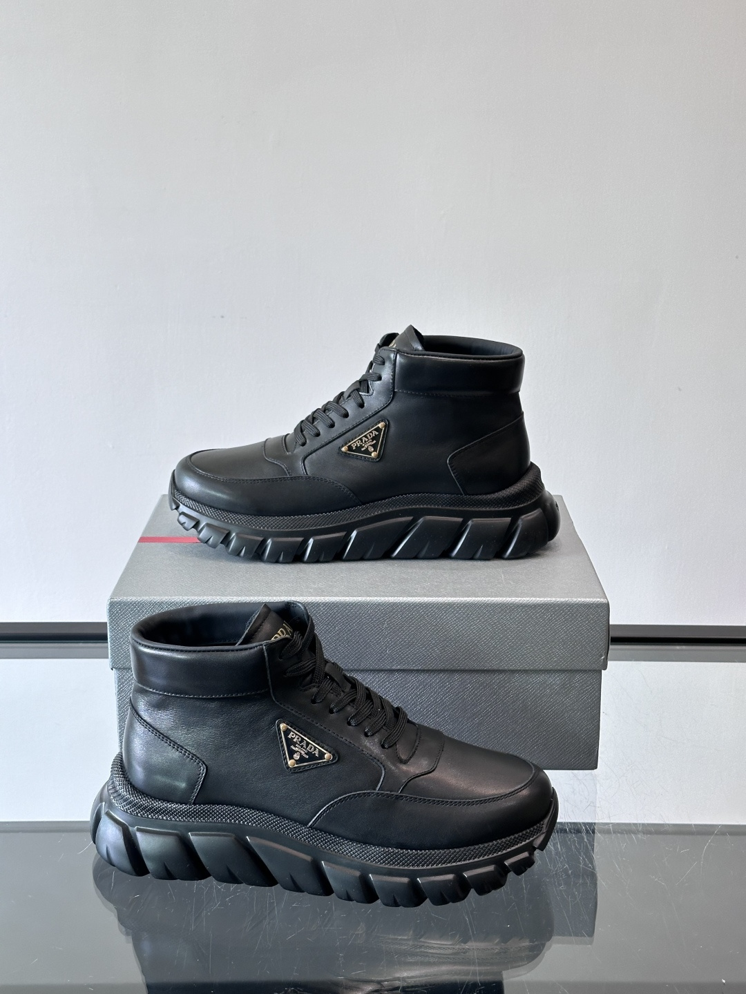 Prada三角标厚底运动鞋，高帮设计，纳帕小牛皮鞋面，柔软细腻质感满分✨。侧面三角金属珐琅徽章+鞋舌&后