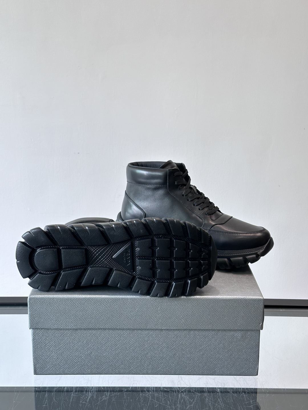 Prada三角标厚底运动鞋，高帮设计，纳帕小牛皮鞋面，柔软细腻质感满分✨。侧面三角金属珐琅徽章+鞋舌&后