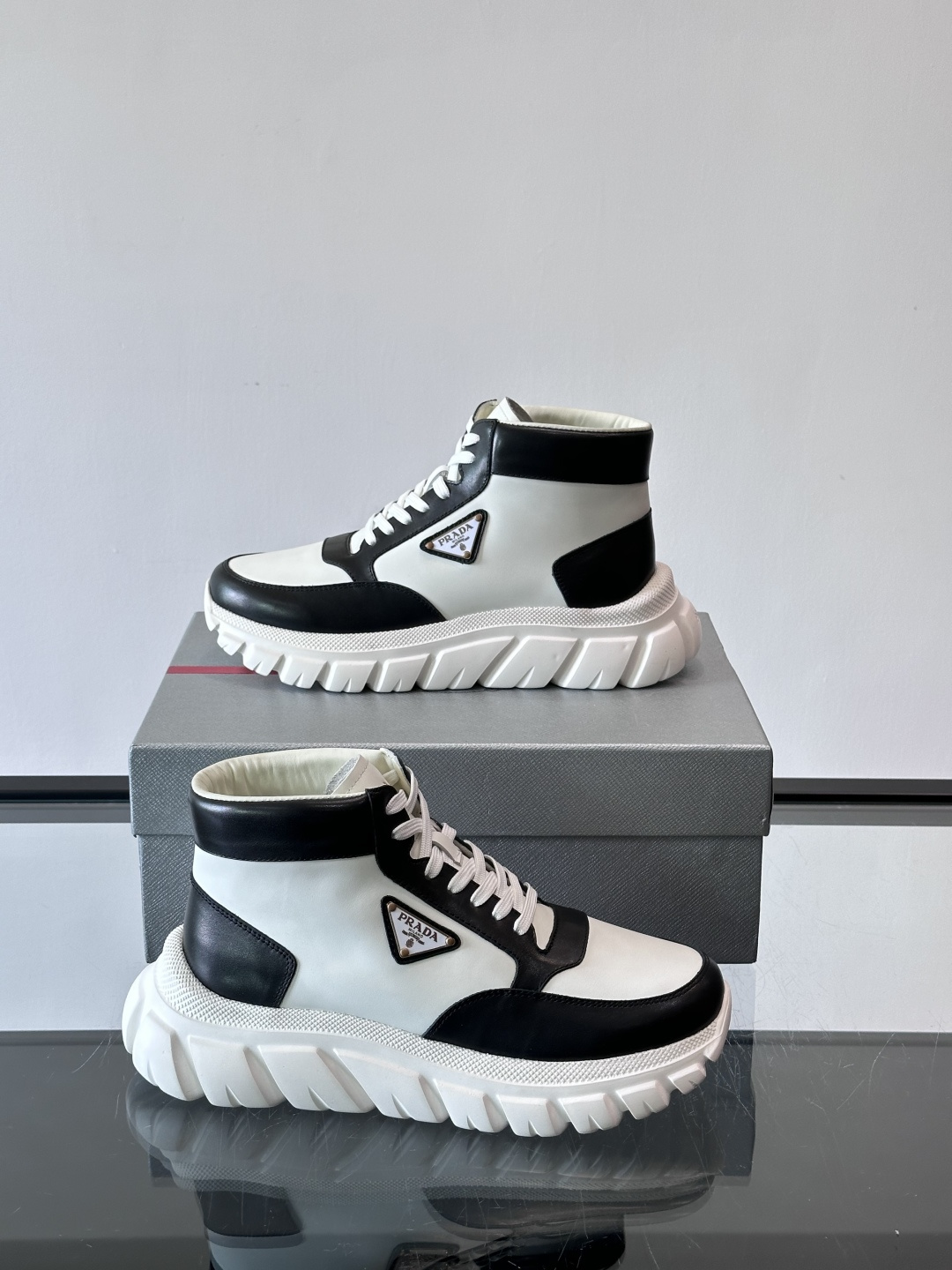 Prada三角标厚底运动鞋，高帮设计，纳帕小牛皮鞋面，柔软细腻质感满分✨。侧面三角金属珐琅徽章+鞋舌&后