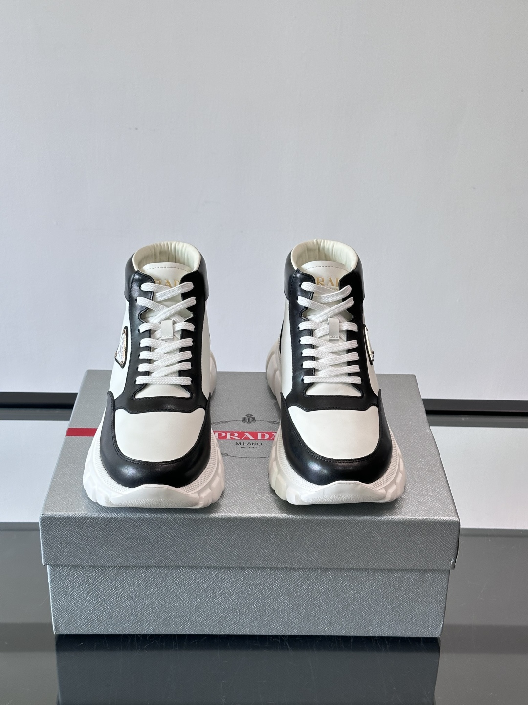 Prada三角标厚底运动鞋，高帮设计，纳帕小牛皮鞋面，柔软细腻质感满分✨。侧面三角金属珐琅徽章+鞋舌&后