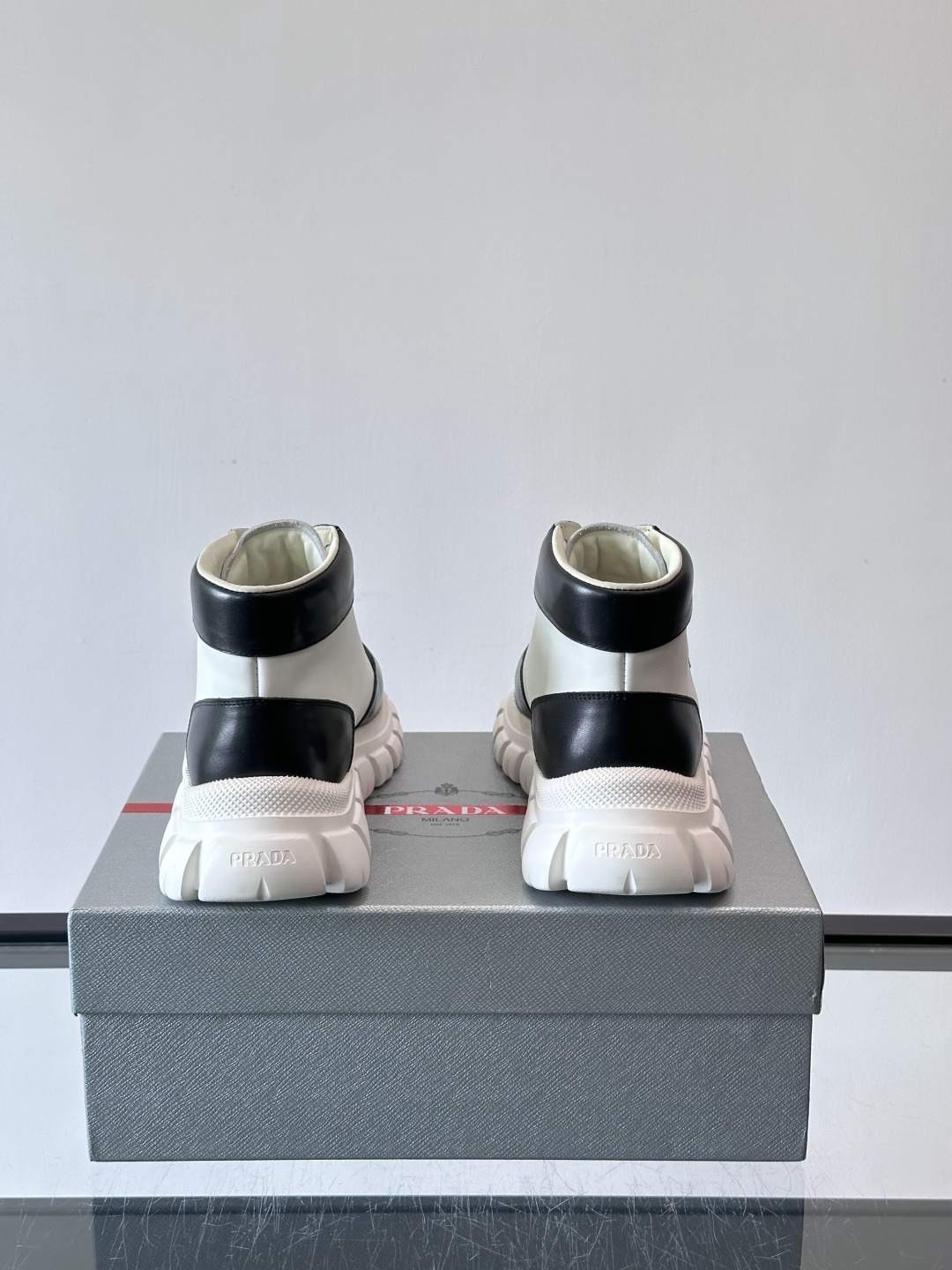 Prada三角标厚底运动鞋，高帮设计，纳帕小牛皮鞋面，柔软细腻质感满分✨。侧面三角金属珐琅徽章+鞋舌&后