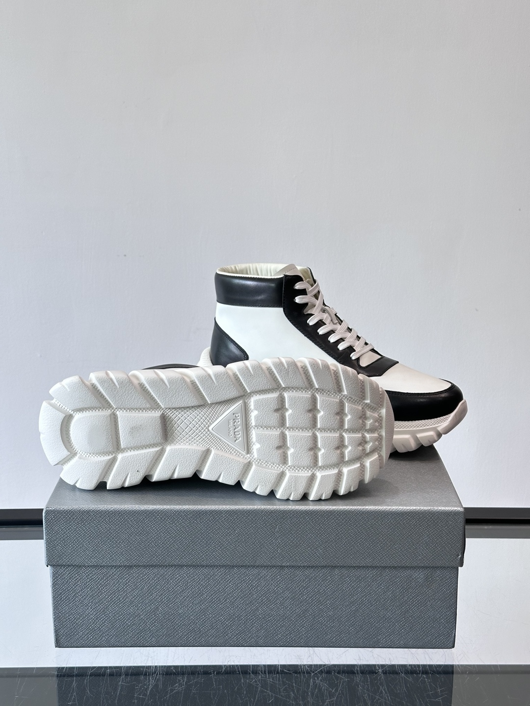 Prada三角标厚底运动鞋，高帮设计，纳帕小牛皮鞋面，柔软细腻质感满分✨。侧面三角金属珐琅徽章+鞋舌&后