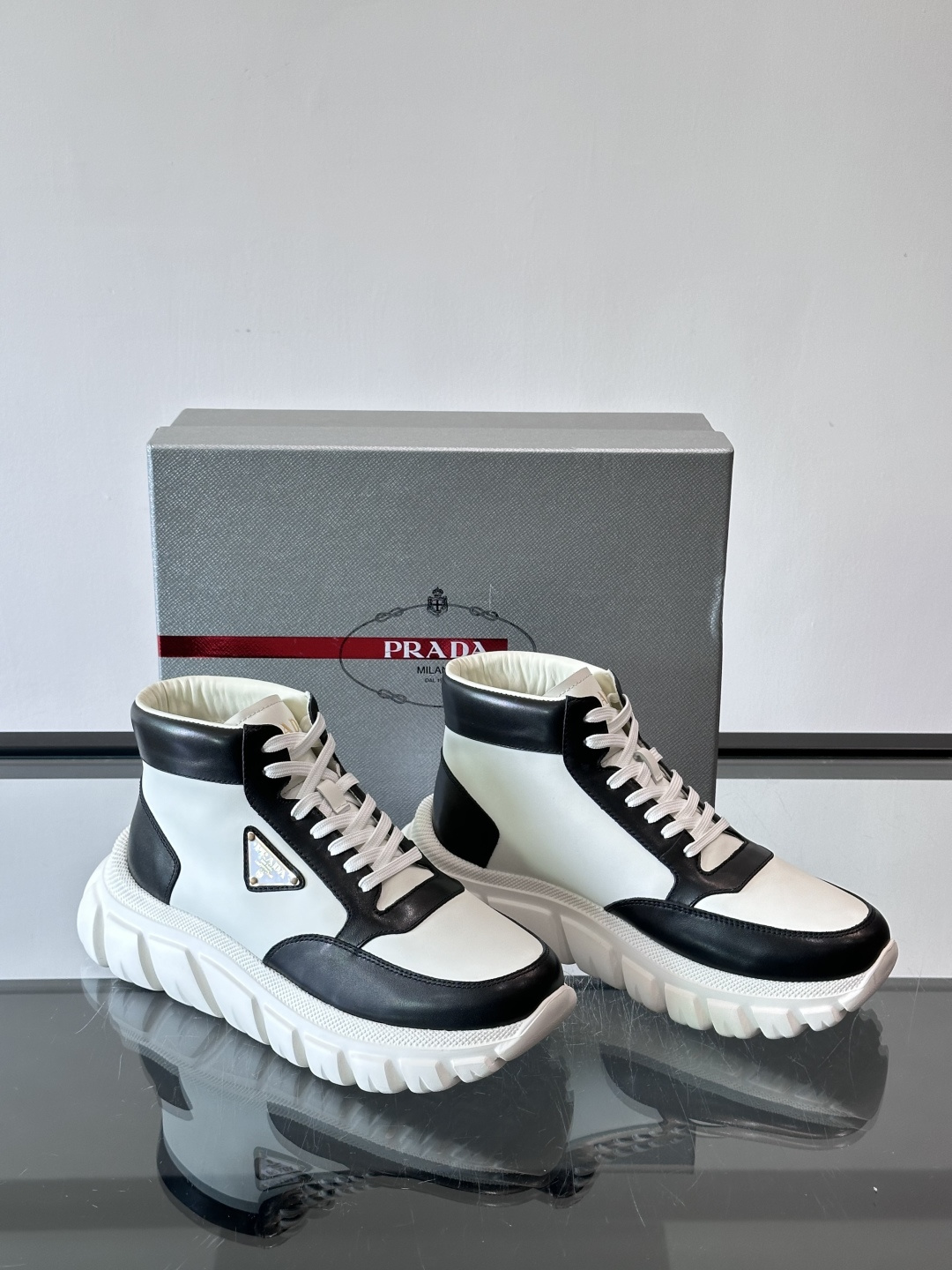 Prada三角标厚底运动鞋，高帮设计，纳帕小牛皮鞋面，柔软细腻质感满分✨。侧面三角金属珐琅徽章+鞋舌&后