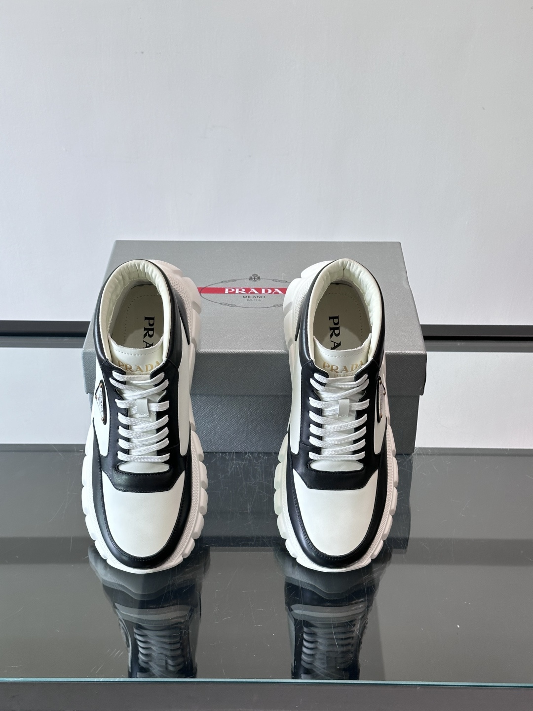 Prada三角标厚底运动鞋，高帮设计，纳帕小牛皮鞋面，柔软细腻质感满分✨。侧面三角金属珐琅徽章+鞋舌&后