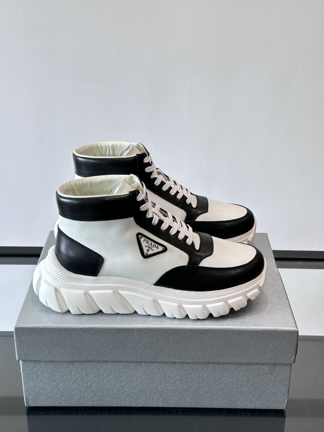 Prada三角标厚底运动鞋，高帮设计，纳帕小牛皮鞋面，柔软细腻质感满分✨。侧面三角金属珐琅徽章+鞋舌&后