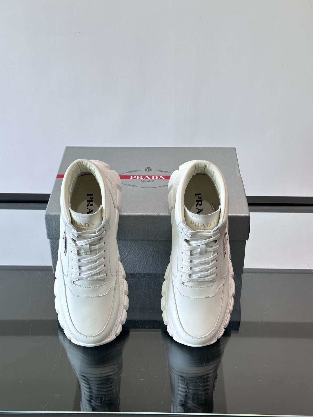 Prada三角标厚底运动鞋，高帮设计，纳帕小牛皮鞋面，柔软细腻质感满分✨。侧面三角金属珐琅徽章+鞋舌&后