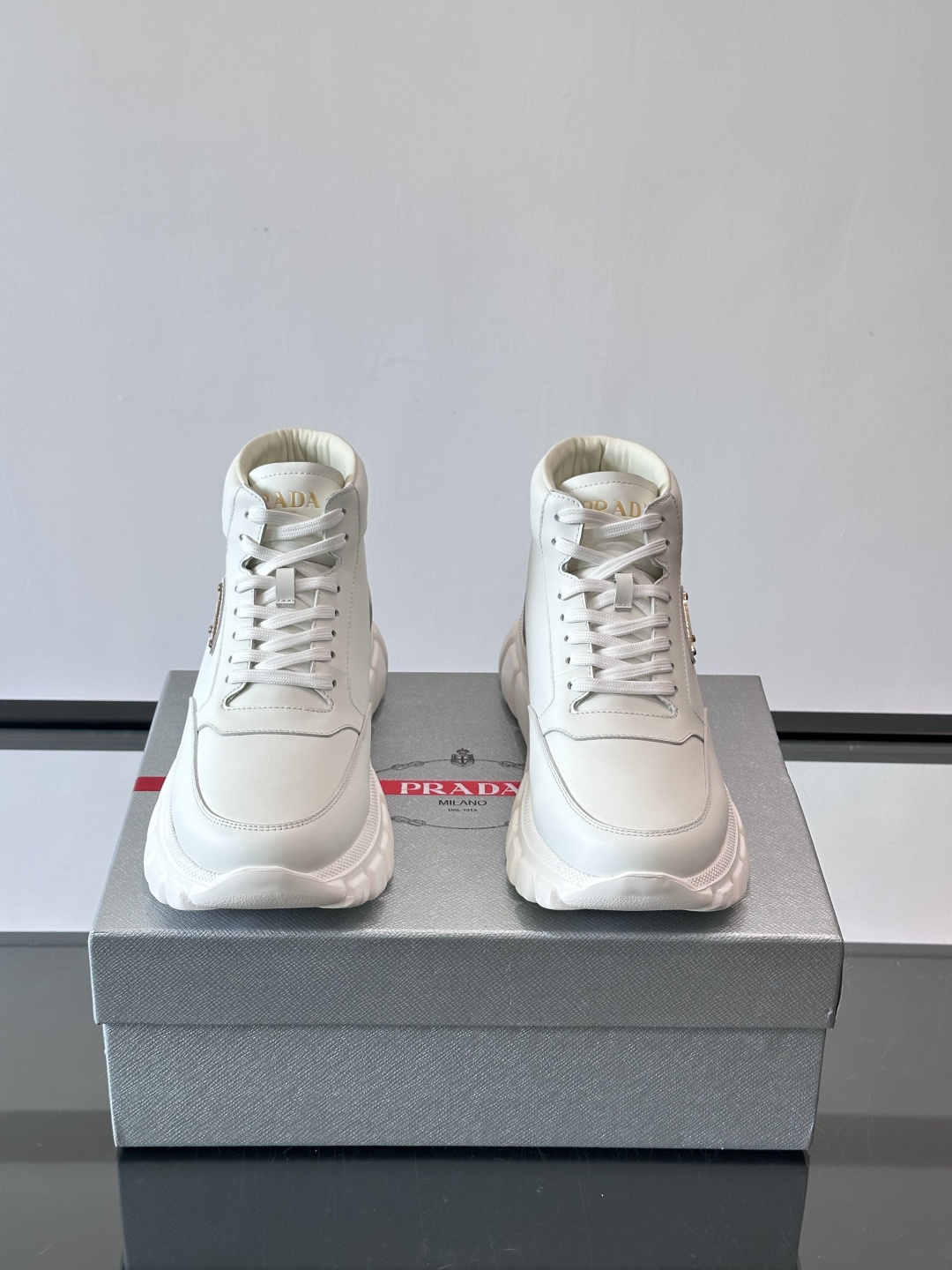 Prada三角标厚底运动鞋，高帮设计，纳帕小牛皮鞋面，柔软细腻质感满分✨。侧面三角金属珐琅徽章+鞋舌&后
