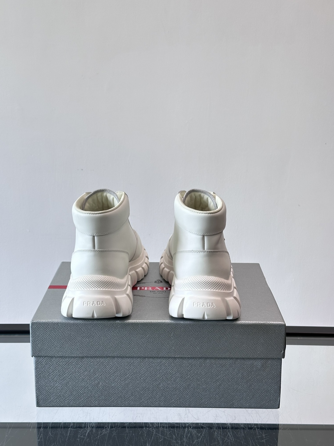 Prada三角标厚底运动鞋，高帮设计，纳帕小牛皮鞋面，柔软细腻质感满分✨。侧面三角金属珐琅徽章+鞋舌&后