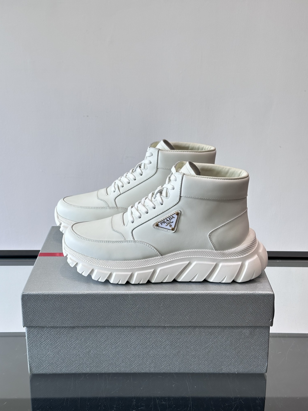 Prada三角标厚底运动鞋，高帮设计，纳帕小牛皮鞋面，柔软细腻质感满分✨。侧面三角金属珐琅徽章+鞋舌&后