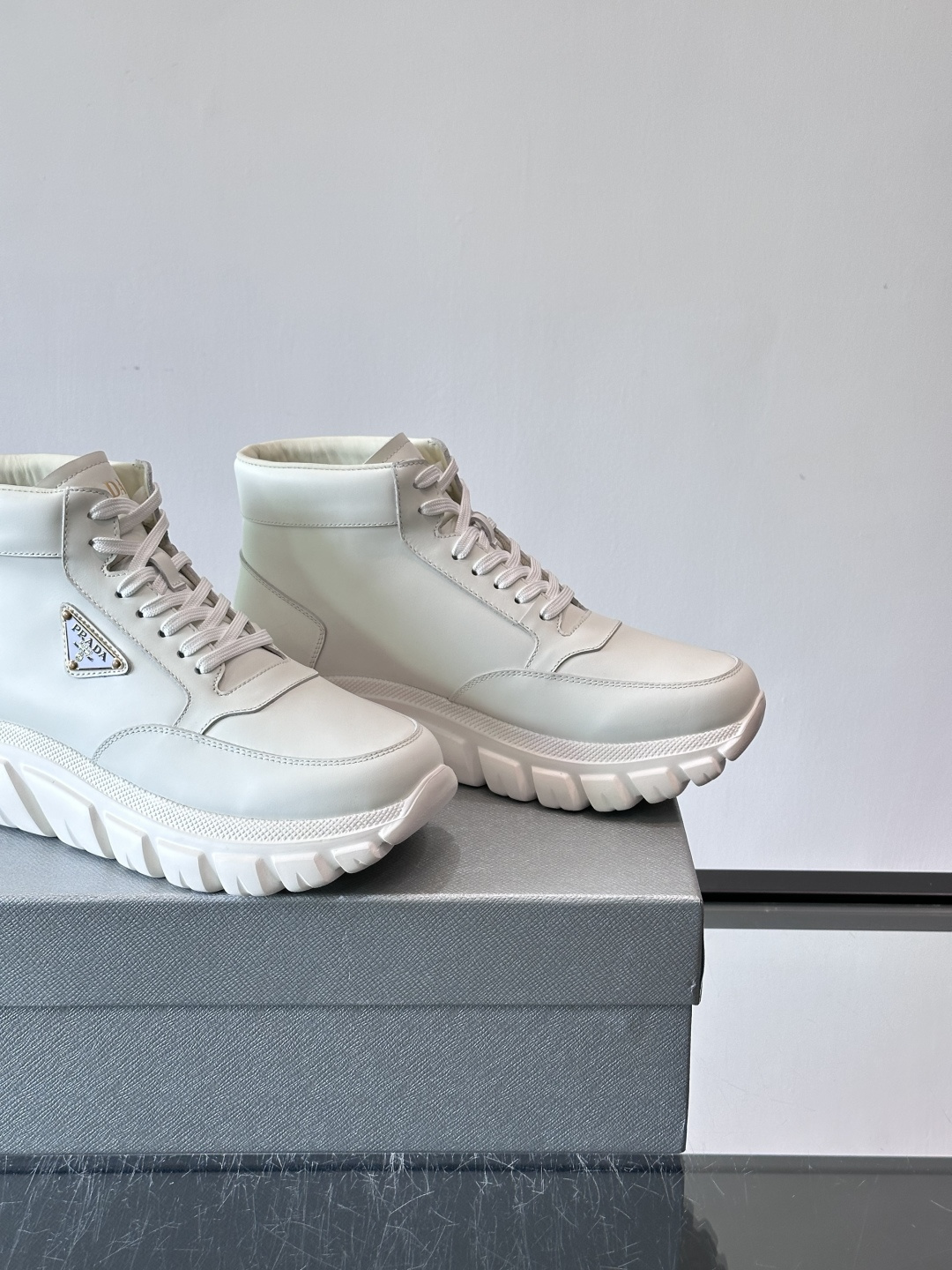 Prada三角标厚底运动鞋，高帮设计，纳帕小牛皮鞋面，柔软细腻质感满分✨。侧面三角金属珐琅徽章+鞋舌&后