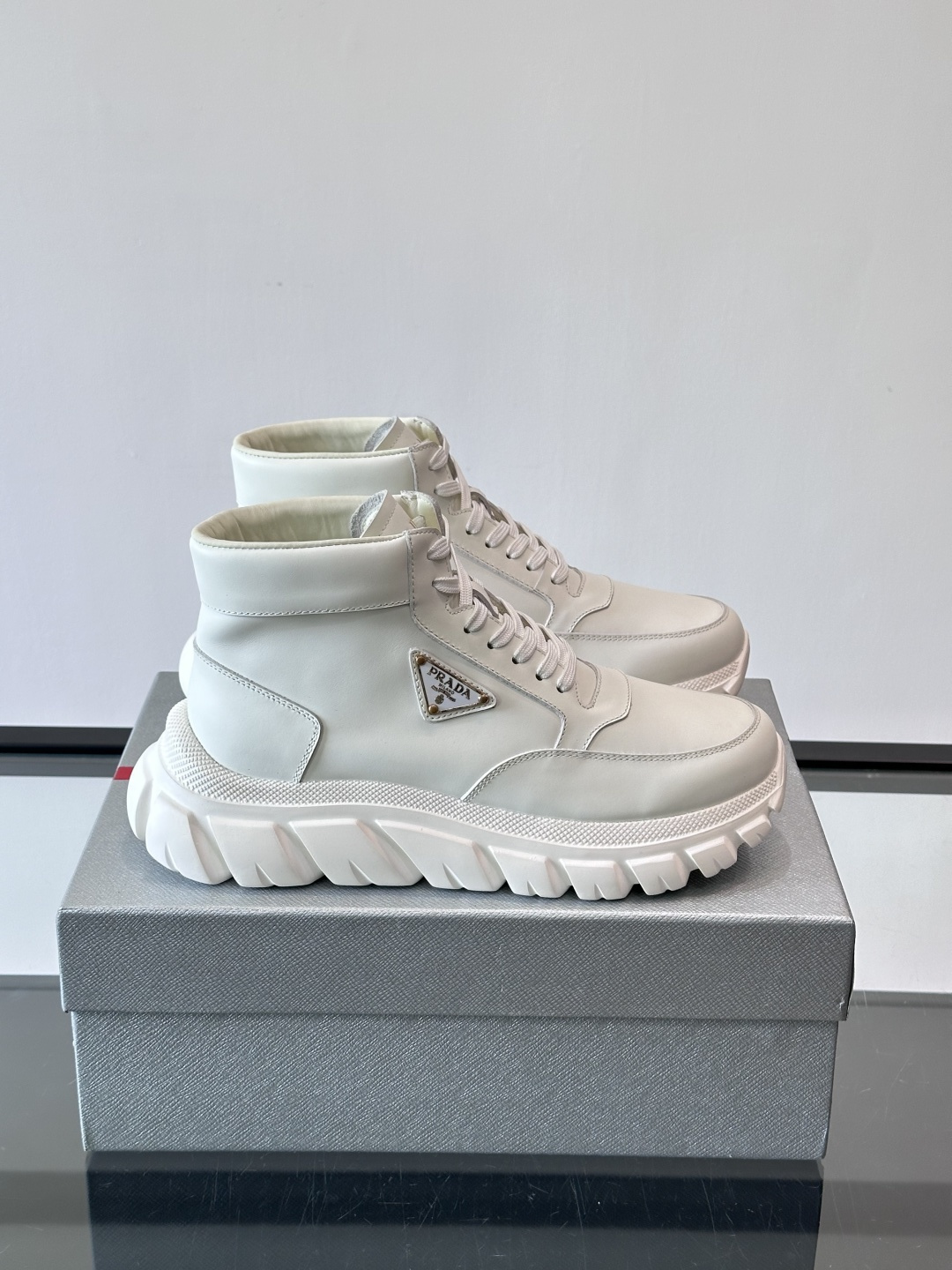 Prada三角标厚底运动鞋，高帮设计，纳帕小牛皮鞋面，柔软细腻质感满分✨。侧面三角金属珐琅徽章+鞋舌&后