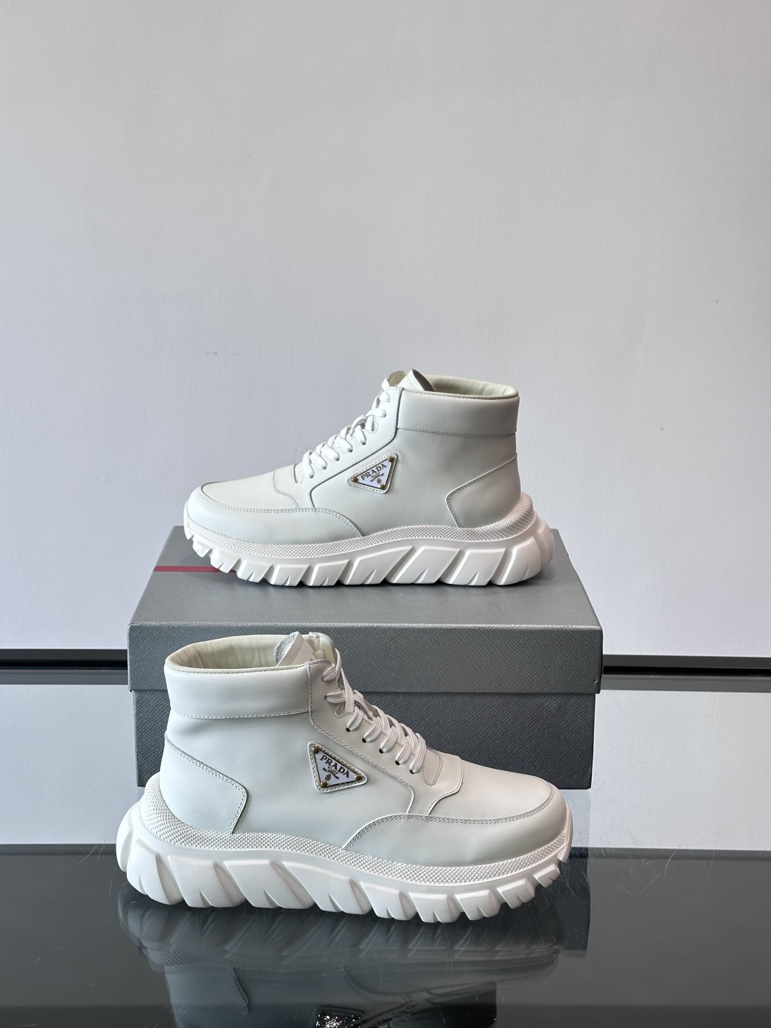 Prada三角标厚底运动鞋，高帮设计，纳帕小牛皮鞋面，柔软细腻质感满分✨。侧面三角金属珐琅徽章+鞋舌&后
