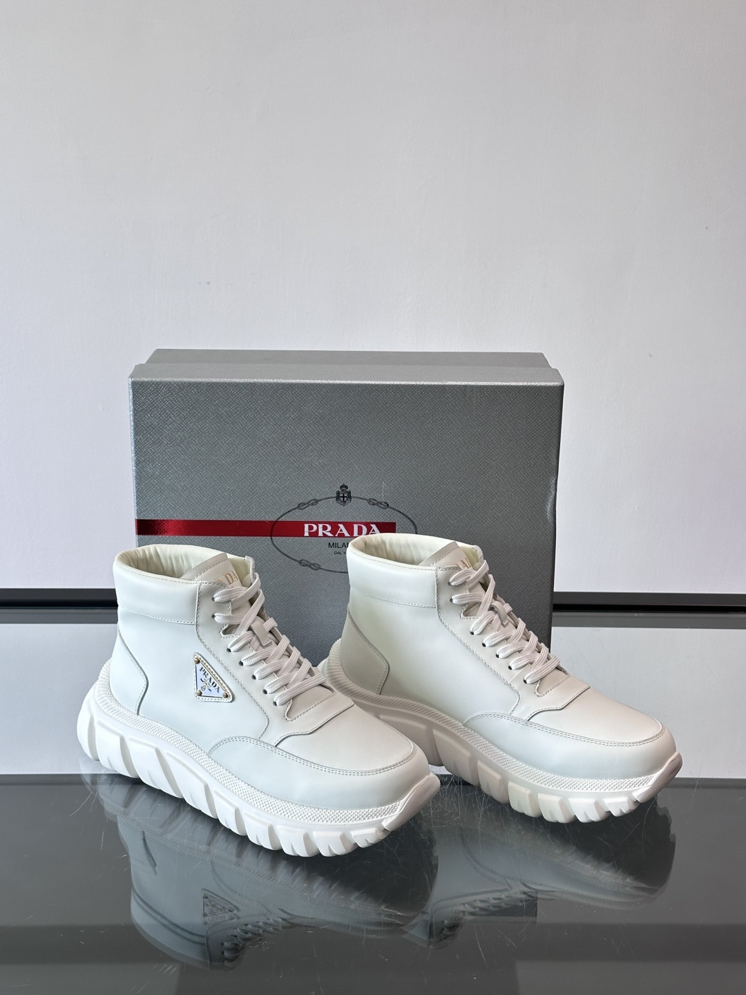 Prada三角标厚底运动鞋，高帮设计，纳帕小牛皮鞋面，柔软细腻质感满分✨。侧面三角金属珐琅徽章+鞋舌&后