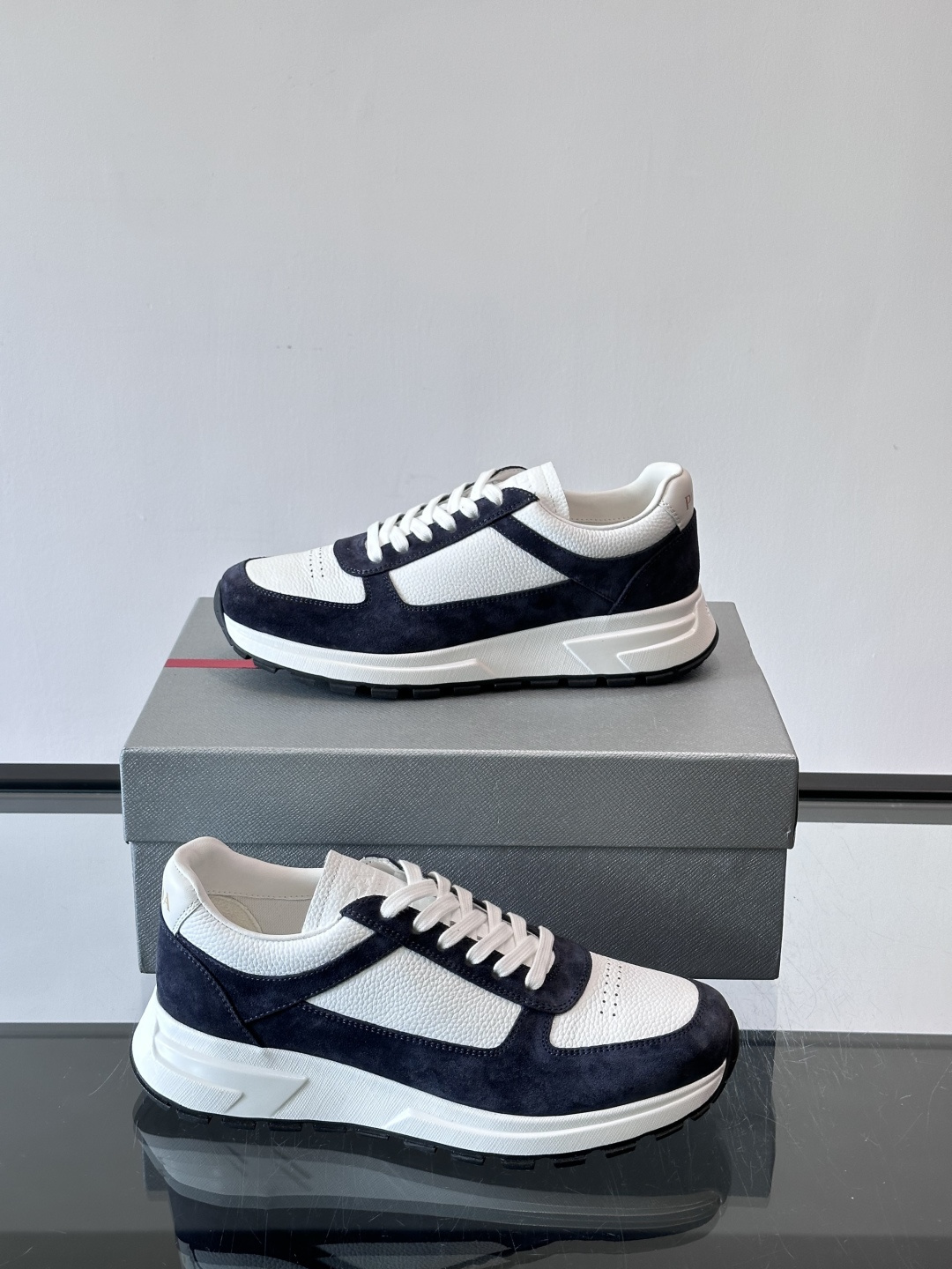 Prada男士休闲鞋👟！牛皮➕麂皮拼接，质感细腻又透气。白色橡胶鞋底，轻便耐磨，日常穿搭无压力👟。复古配