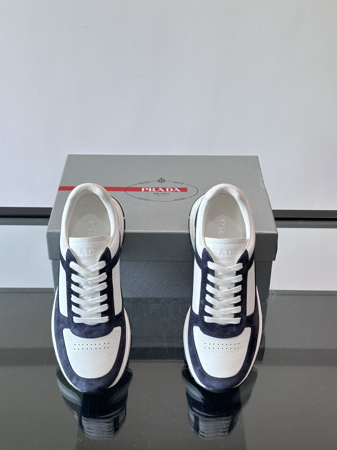 Prada男士休闲鞋👟！牛皮➕麂皮拼接，质感细腻又透气。白色橡胶鞋底，轻便耐磨，日常穿搭无压力👟。复古配