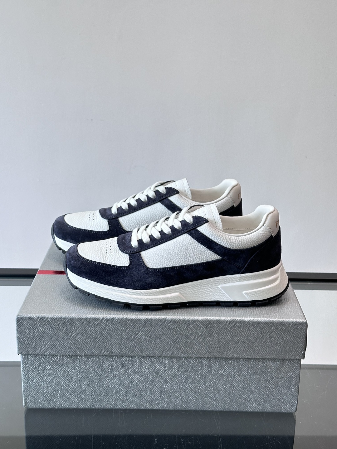 Prada男士休闲鞋👟！牛皮➕麂皮拼接，质感细腻又透气。白色橡胶鞋底，轻便耐磨，日常穿搭无压力👟。复古配