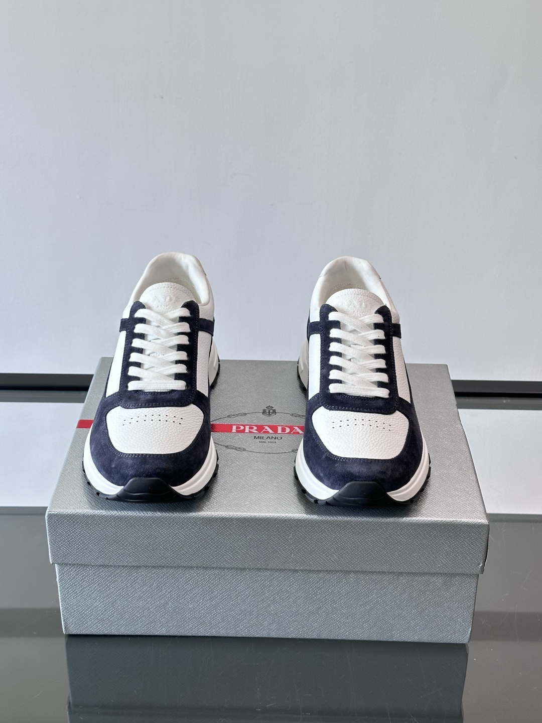 Prada男士休闲鞋👟！牛皮➕麂皮拼接，质感细腻又透气。白色橡胶鞋底，轻便耐磨，日常穿搭无压力👟。复古配