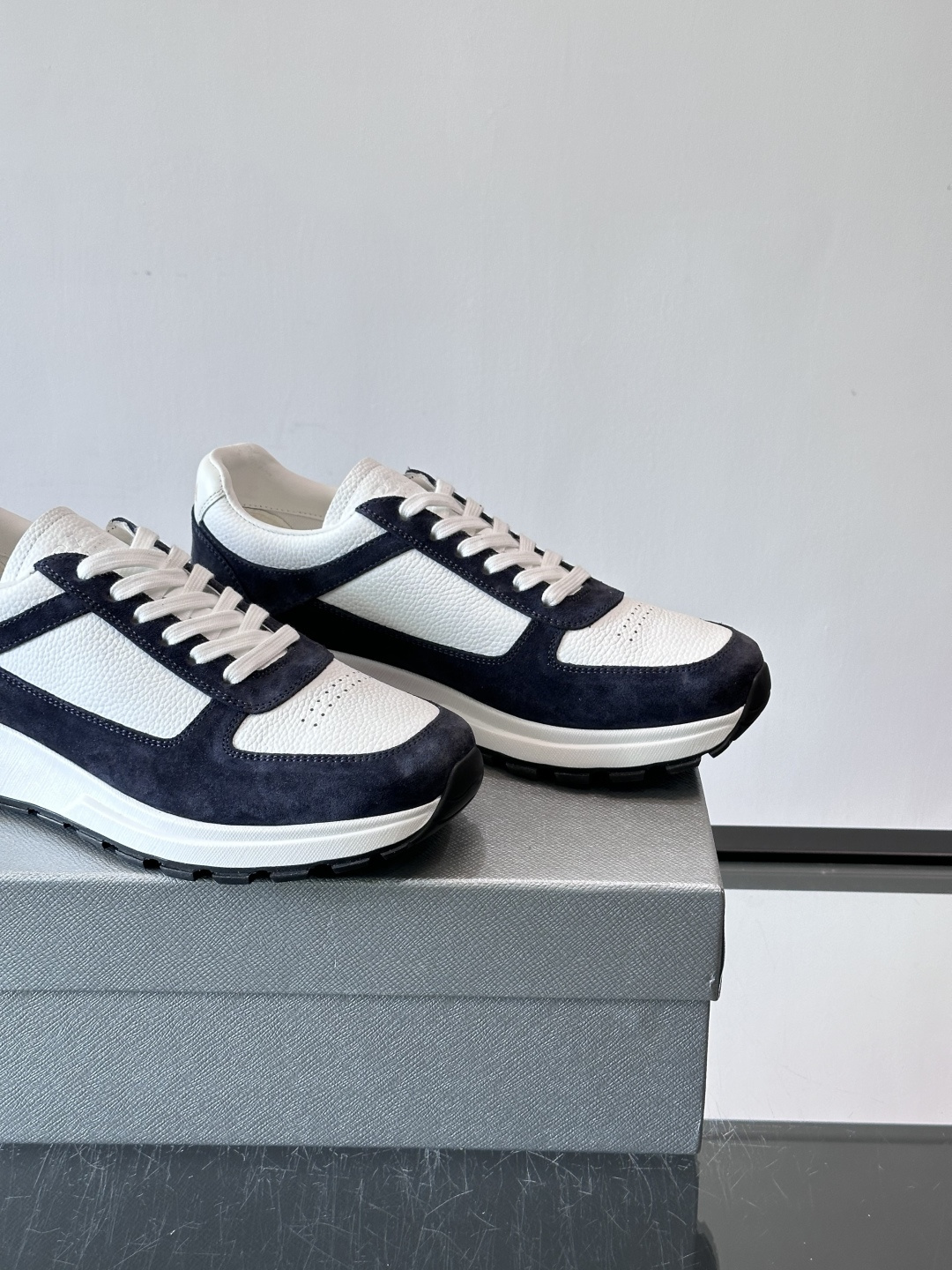 Prada男士休闲鞋👟！牛皮➕麂皮拼接，质感细腻又透气。白色橡胶鞋底，轻便耐磨，日常穿搭无压力👟。复古配