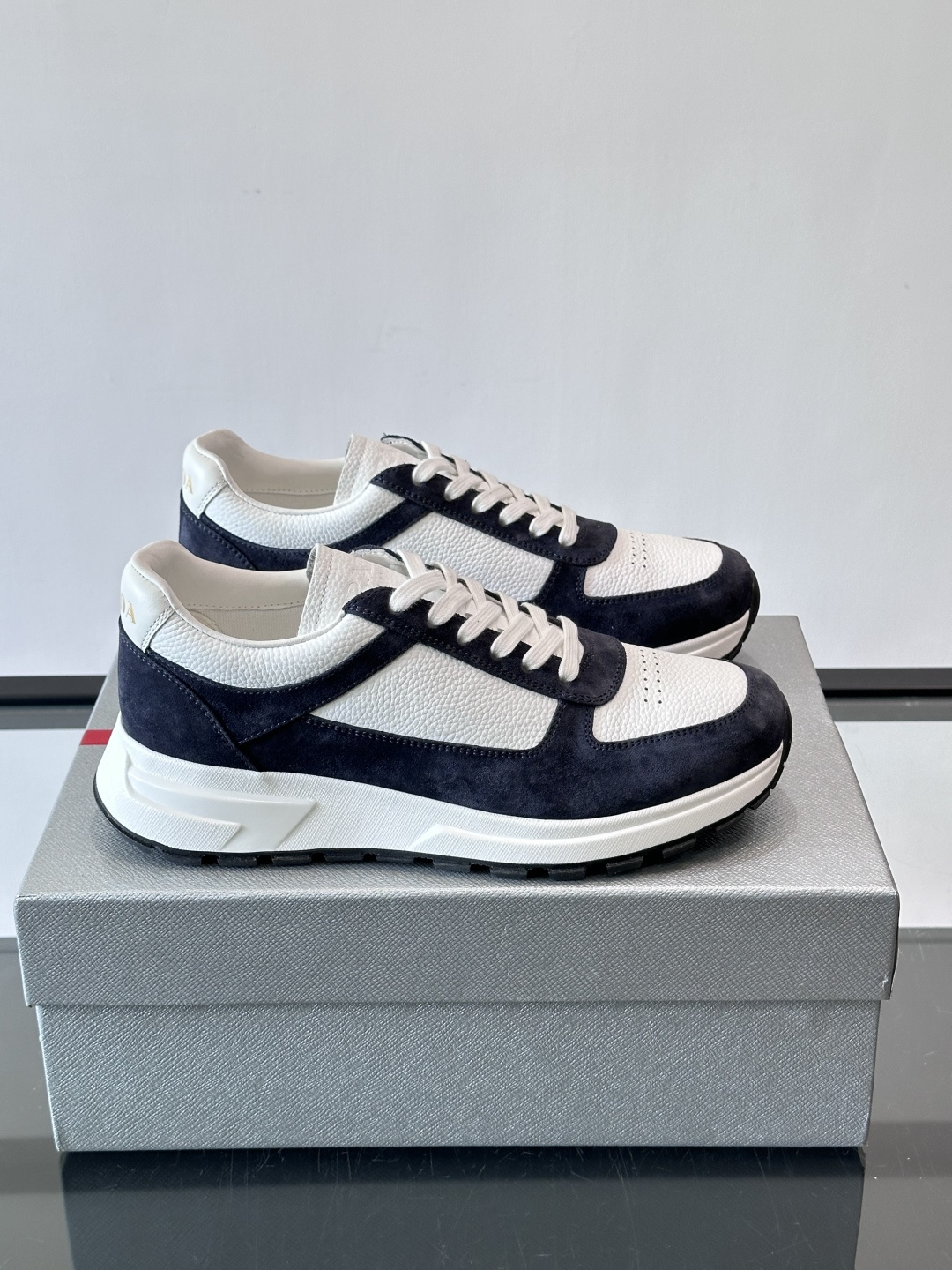 Prada男士休闲鞋👟！牛皮➕麂皮拼接，质感细腻又透气。白色橡胶鞋底，轻便耐磨，日常穿搭无压力👟。复古配