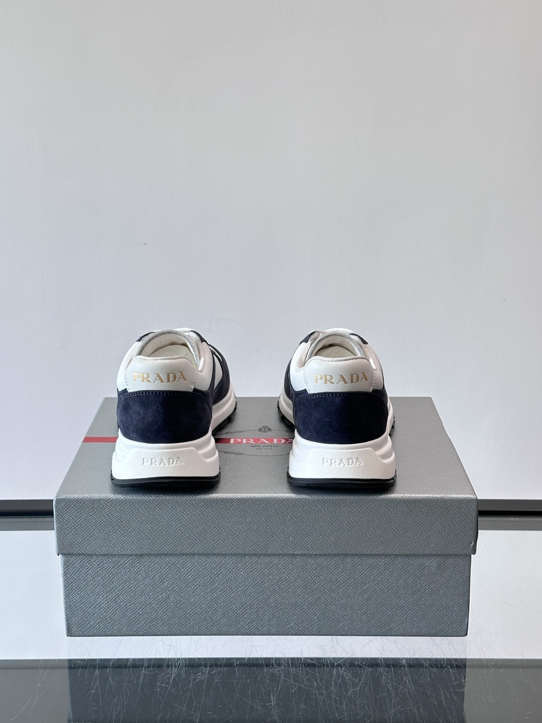 Prada男士休闲鞋👟！牛皮➕麂皮拼接，质感细腻又透气。白色橡胶鞋底，轻便耐磨，日常穿搭无压力👟。复古配
