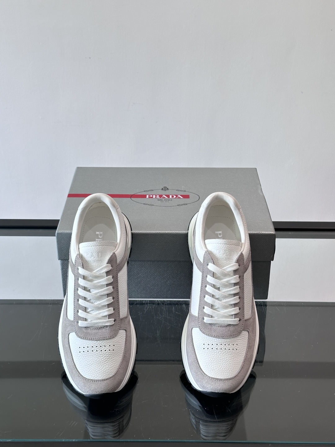 Prada男士休闲鞋👟！牛皮➕麂皮拼接，质感细腻又透气。白色橡胶鞋底，轻便耐磨，日常穿搭无压力👟。复古配