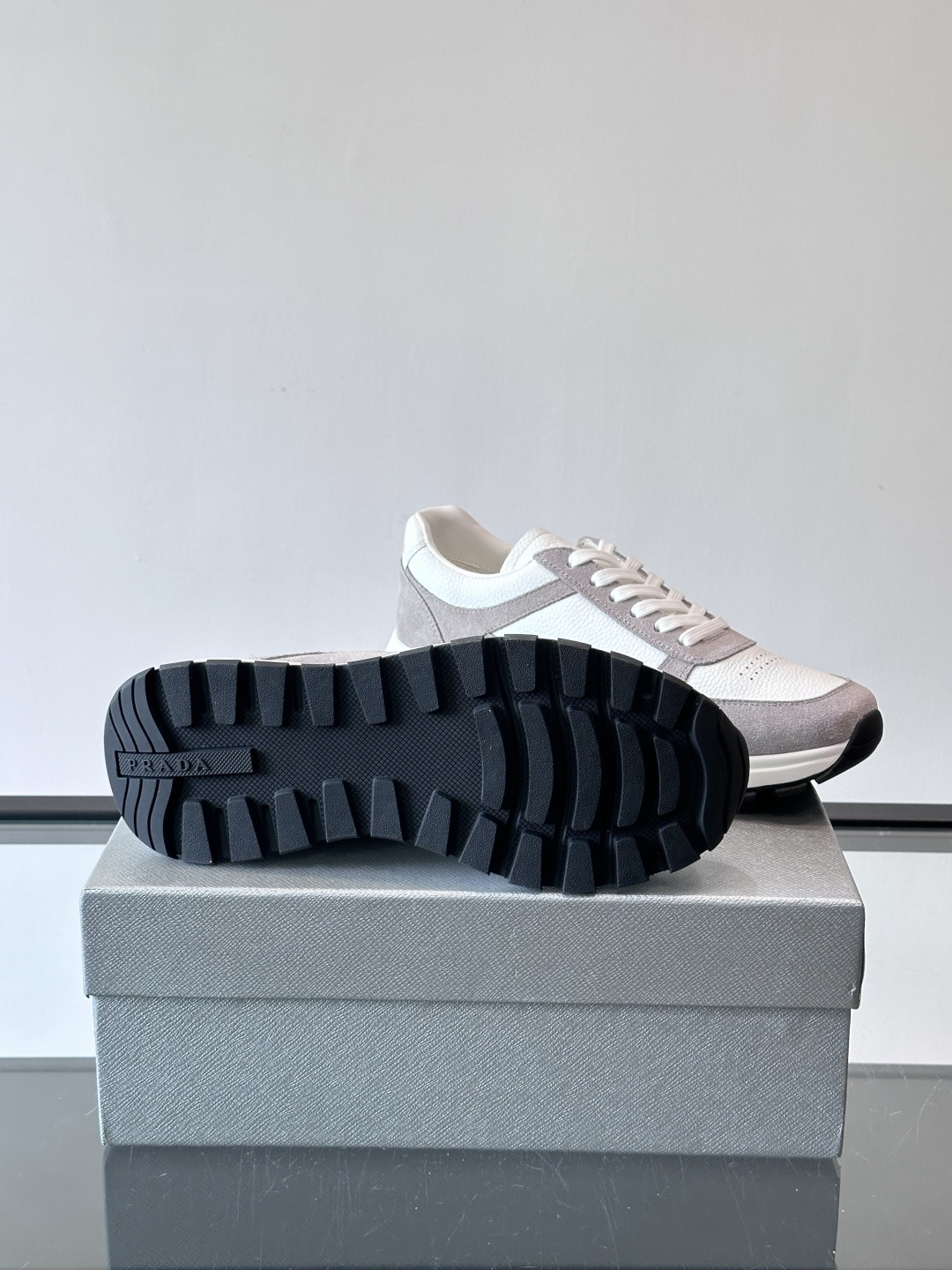 Prada男士休闲鞋👟！牛皮➕麂皮拼接，质感细腻又透气。白色橡胶鞋底，轻便耐磨，日常穿搭无压力👟。复古配