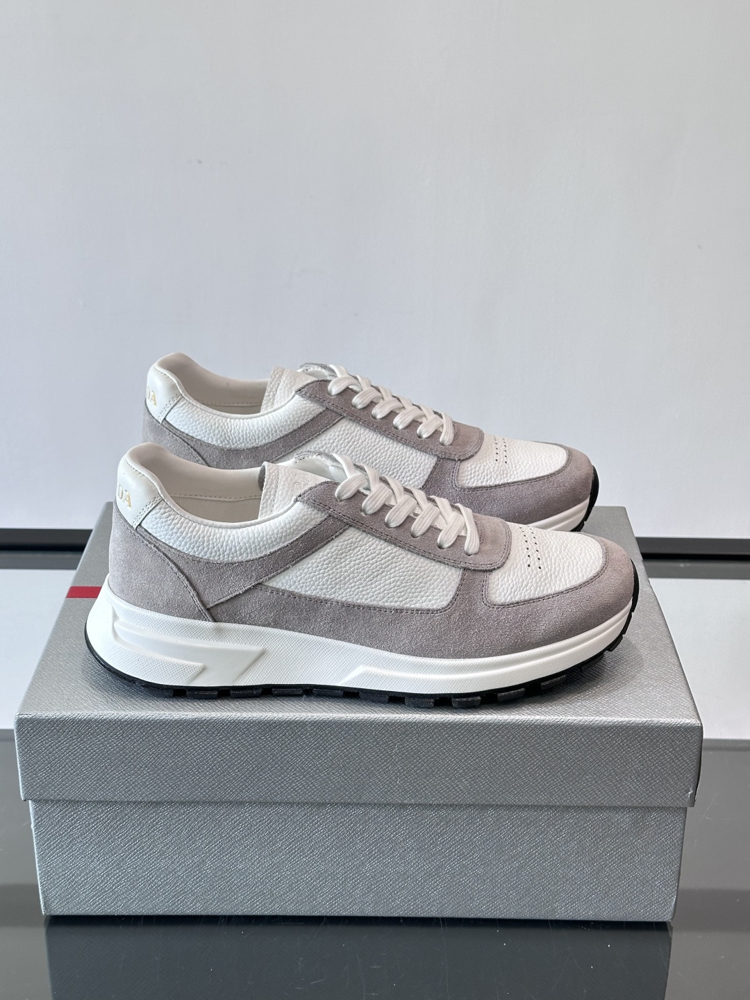 Prada男士休闲鞋👟！牛皮➕麂皮拼接，质感细腻又透气。白色橡胶鞋底，轻便耐磨，日常穿搭无压力👟。复古配