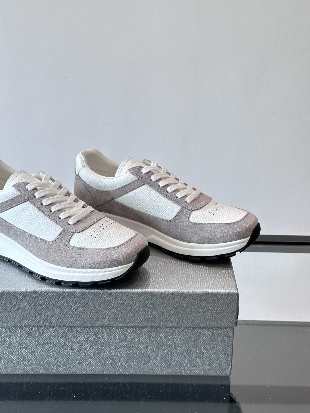 Prada男士休闲鞋👟！牛皮➕麂皮拼接，质感细腻又透气。白色橡胶鞋底，轻便耐磨，日常穿搭无压力👟。复古配