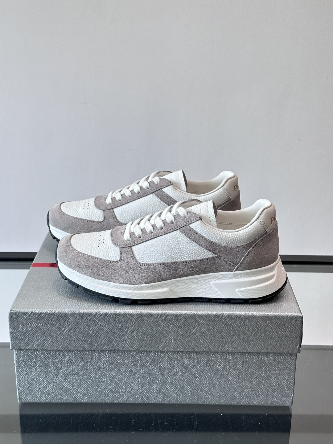 Prada男士休闲鞋👟！牛皮➕麂皮拼接，质感细腻又透气。白色橡胶鞋底，轻便耐磨，日常穿搭无压力👟。复古配