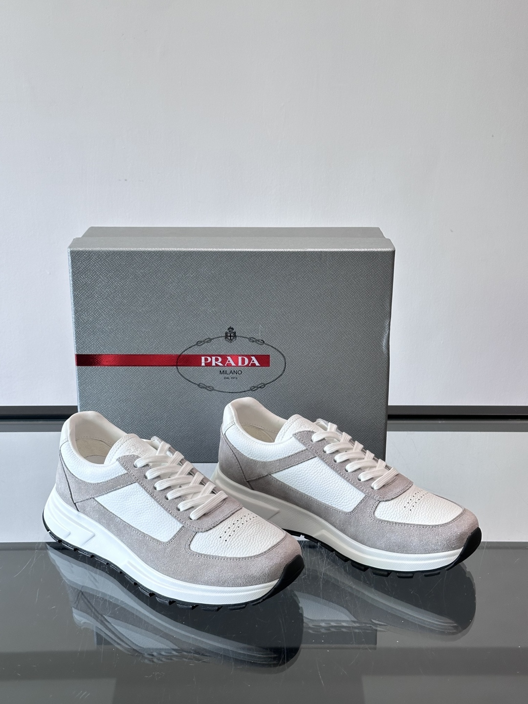 Prada男士休闲鞋👟！牛皮➕麂皮拼接，质感细腻又透气。白色橡胶鞋底，轻便耐磨，日常穿搭无压力👟。复古配