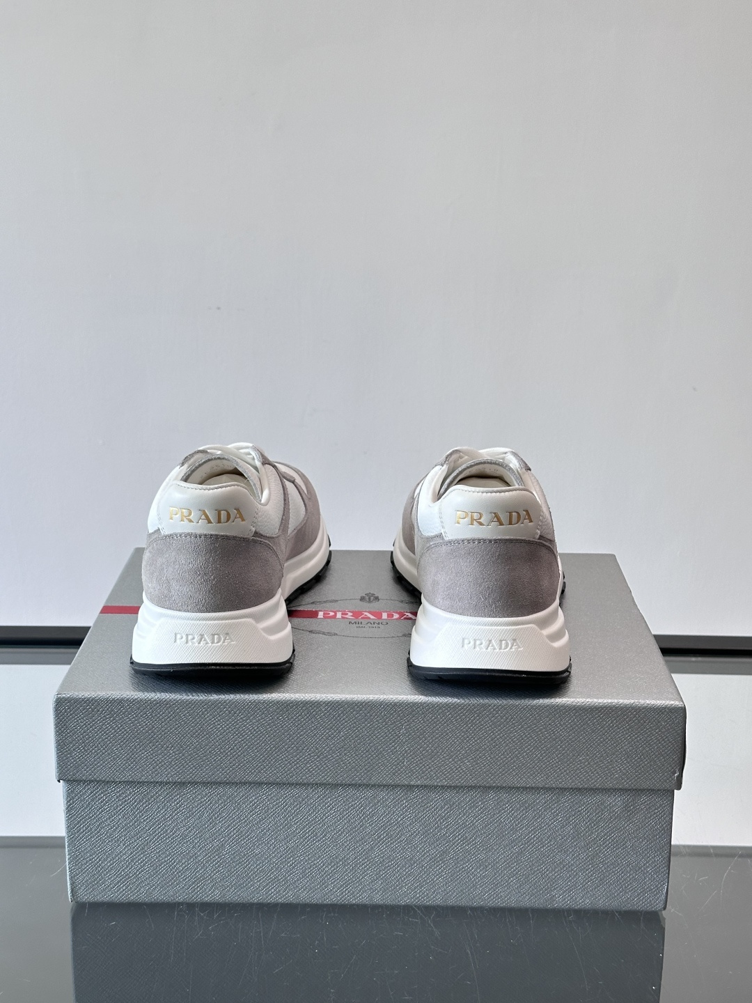 Prada男士休闲鞋👟！牛皮➕麂皮拼接，质感细腻又透气。白色橡胶鞋底，轻便耐磨，日常穿搭无压力👟。复古配