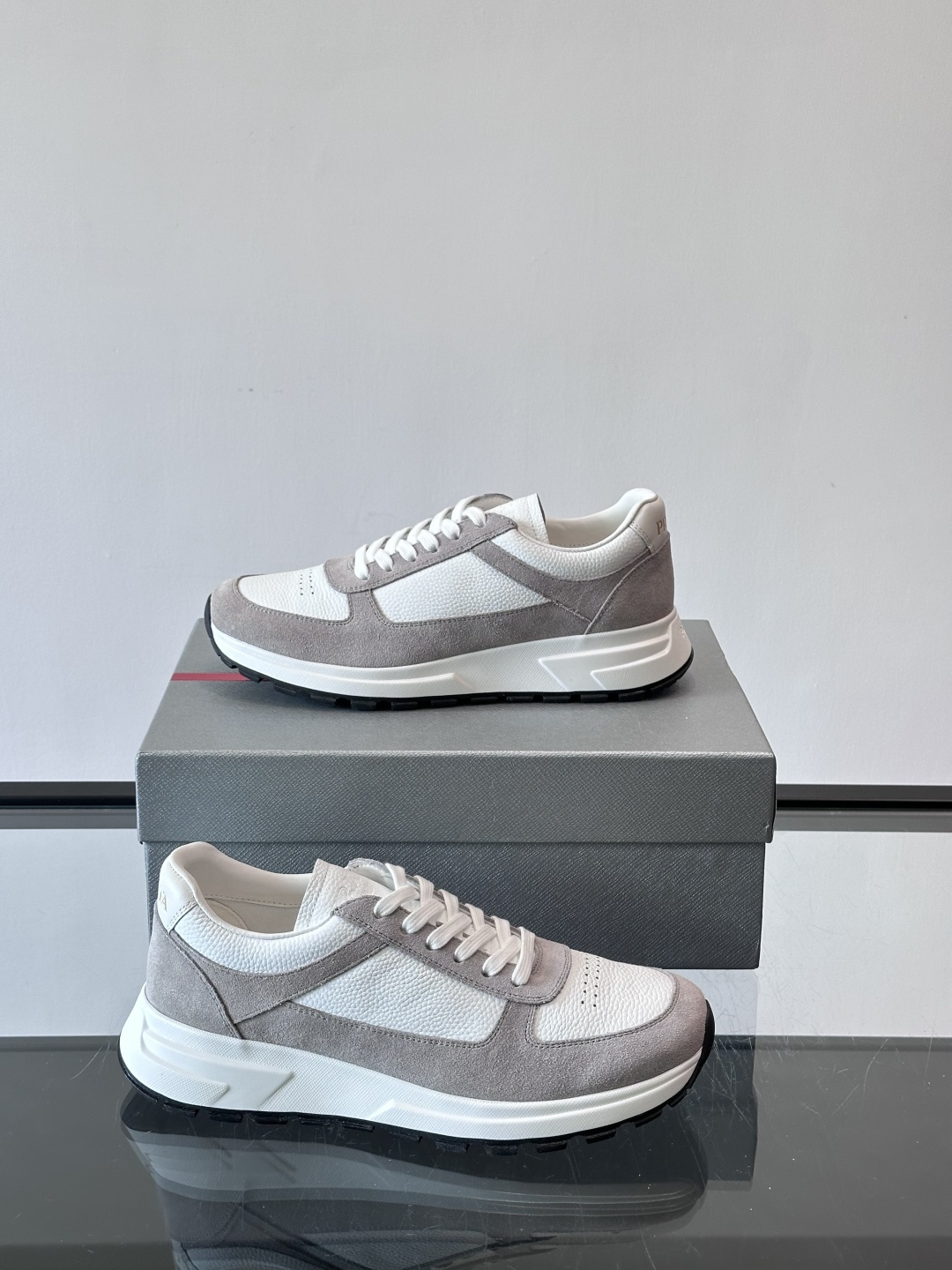 Prada男士休闲鞋👟！牛皮➕麂皮拼接，质感细腻又透气。白色橡胶鞋底，轻便耐磨，日常穿搭无压力👟。复古配