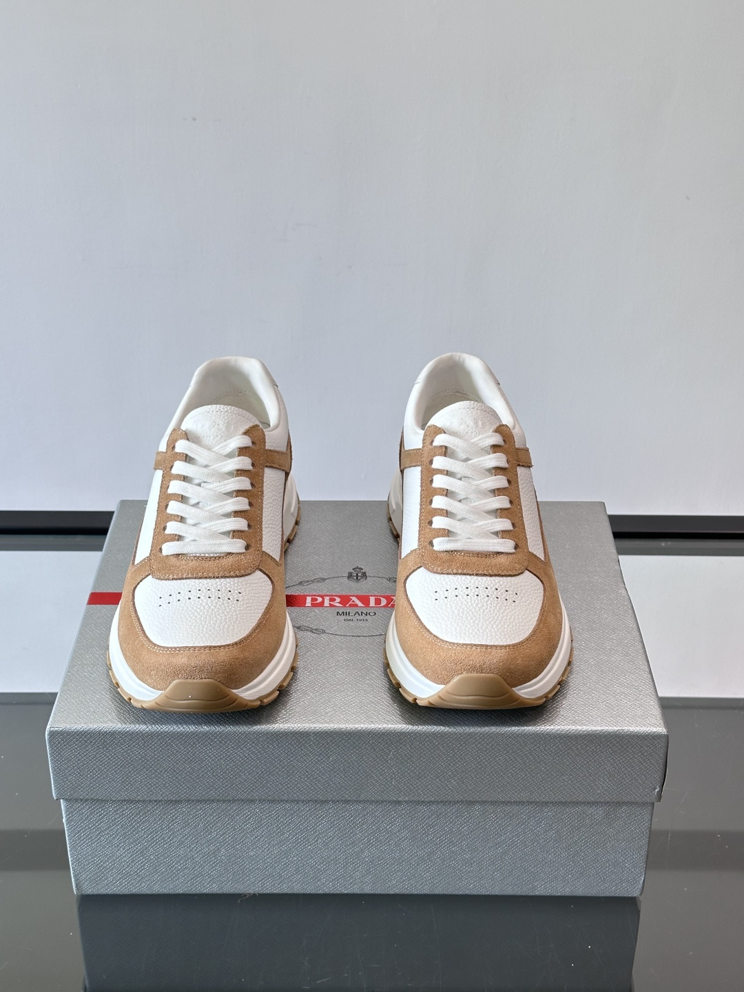 Prada男士休闲鞋👟！牛皮➕麂皮拼接，质感细腻又透气。白色橡胶鞋底，轻便耐磨，日常穿搭无压力👟。复古配
