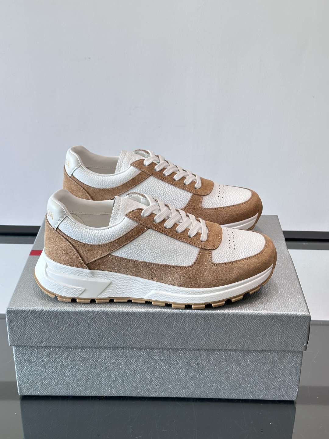 Prada男士休闲鞋👟！牛皮➕麂皮拼接，质感细腻又透气。白色橡胶鞋底，轻便耐磨，日常穿搭无压力👟。复古配