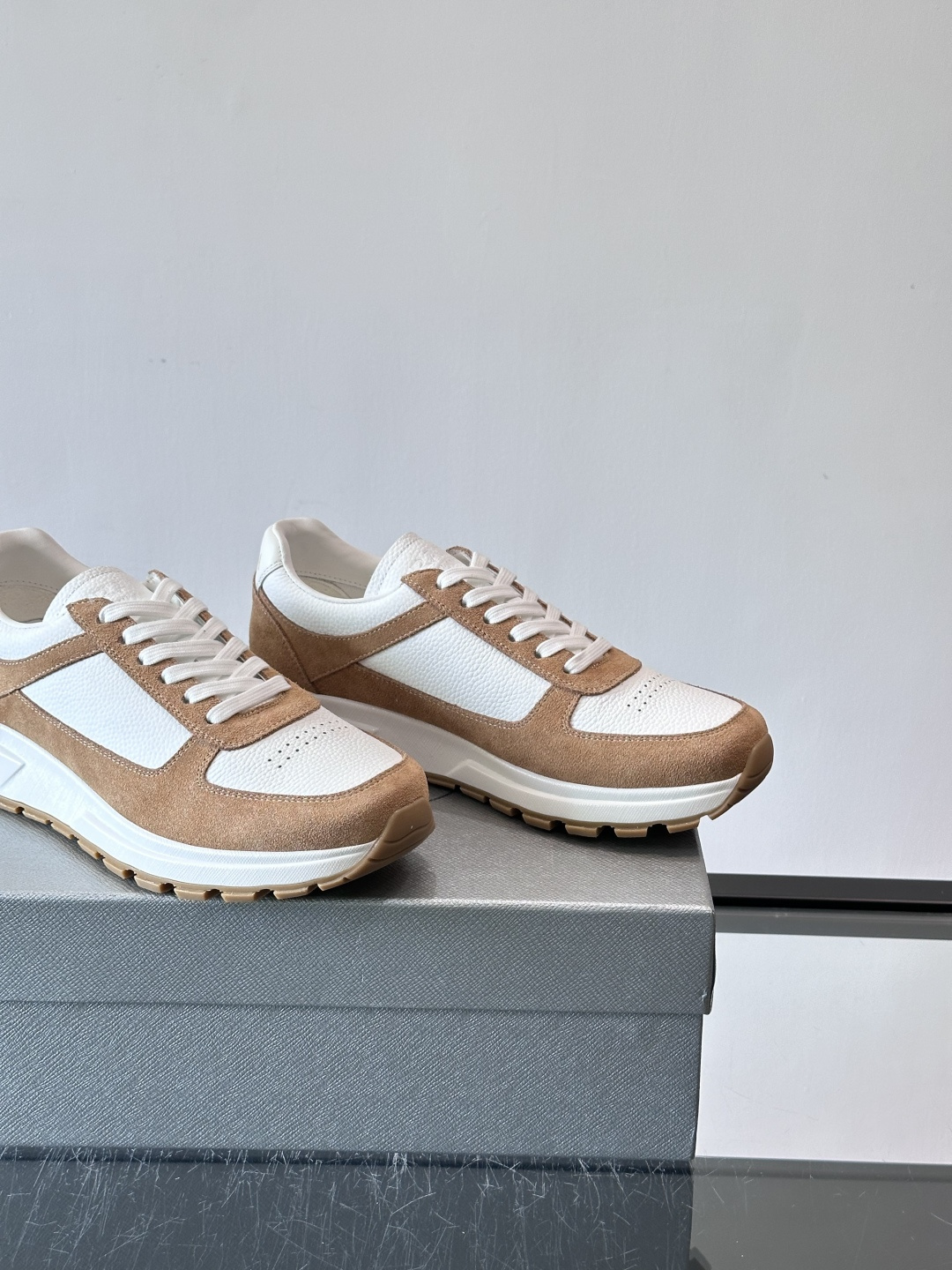 Prada男士休闲鞋👟！牛皮➕麂皮拼接，质感细腻又透气。白色橡胶鞋底，轻便耐磨，日常穿搭无压力👟。复古配