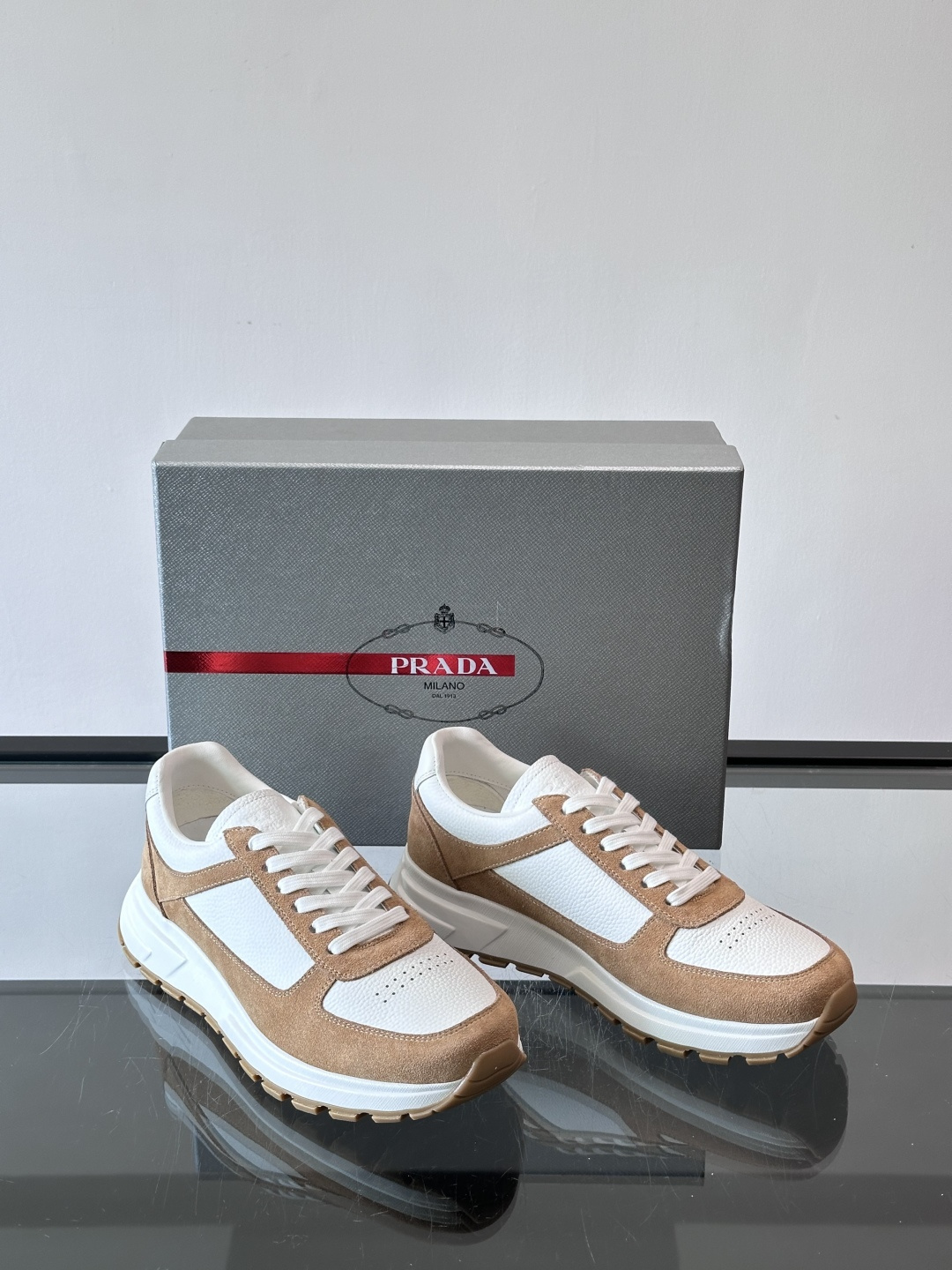 Prada男士休闲鞋👟！牛皮➕麂皮拼接，质感细腻又透气。白色橡胶鞋底，轻便耐磨，日常穿搭无压力👟。复古配
