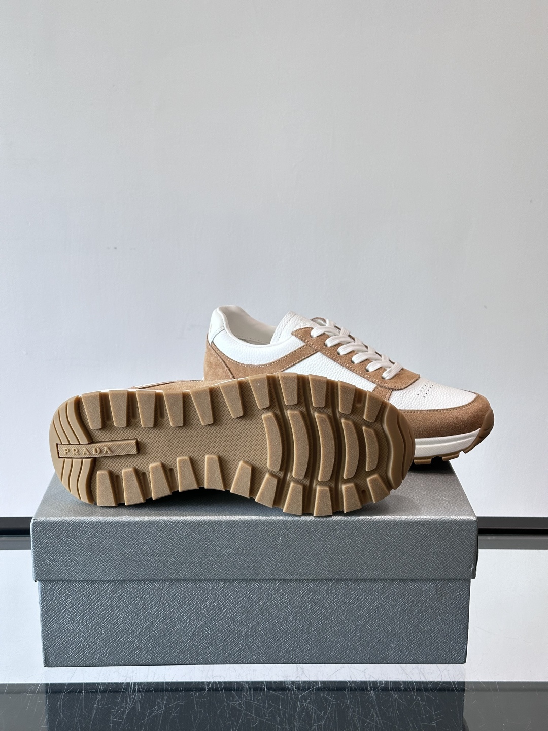 Prada男士休闲鞋👟！牛皮➕麂皮拼接，质感细腻又透气。白色橡胶鞋底，轻便耐磨，日常穿搭无压力👟。复古配