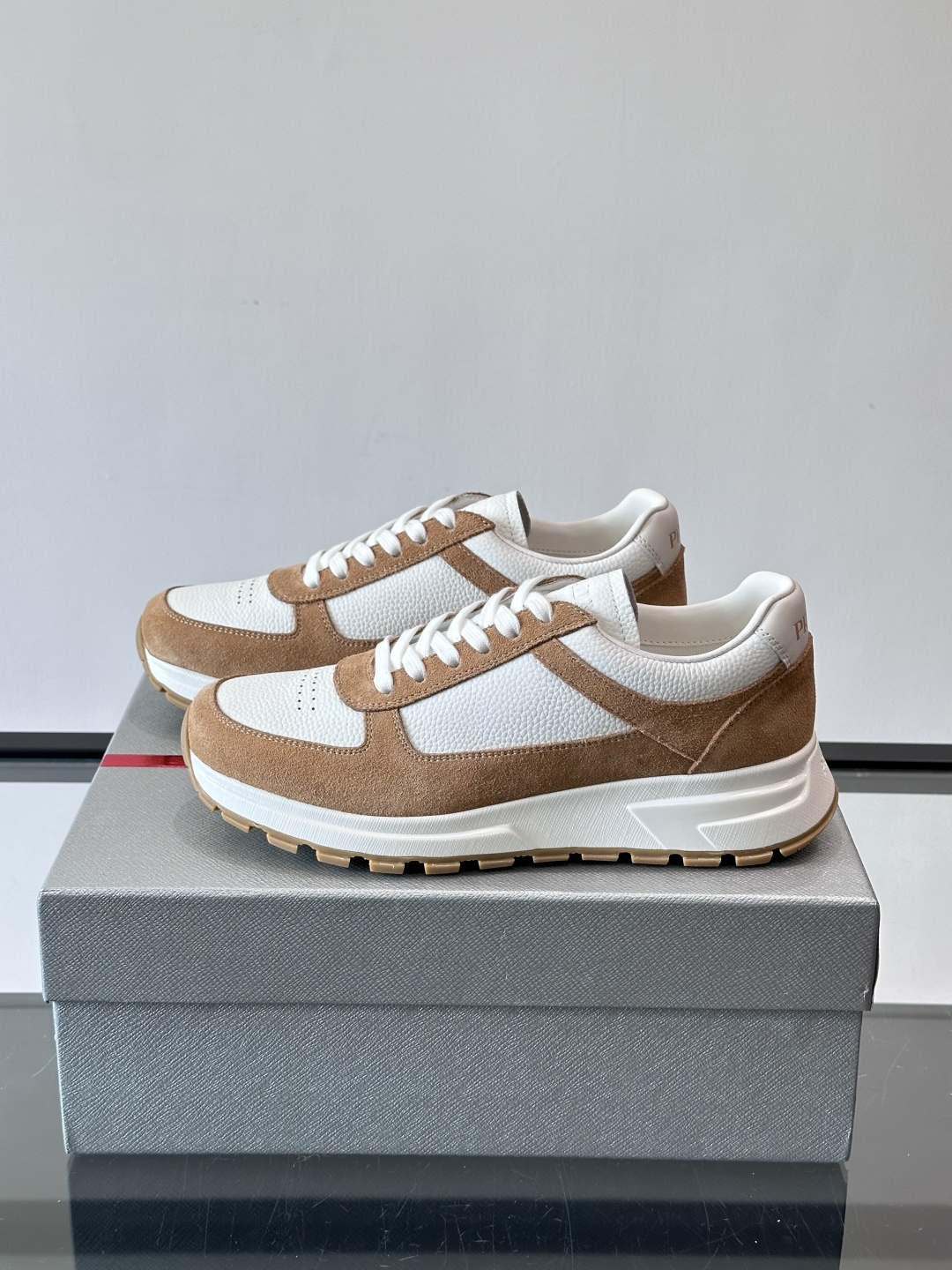 Prada男士休闲鞋👟！牛皮➕麂皮拼接，质感细腻又透气。白色橡胶鞋底，轻便耐磨，日常穿搭无压力👟。复古配