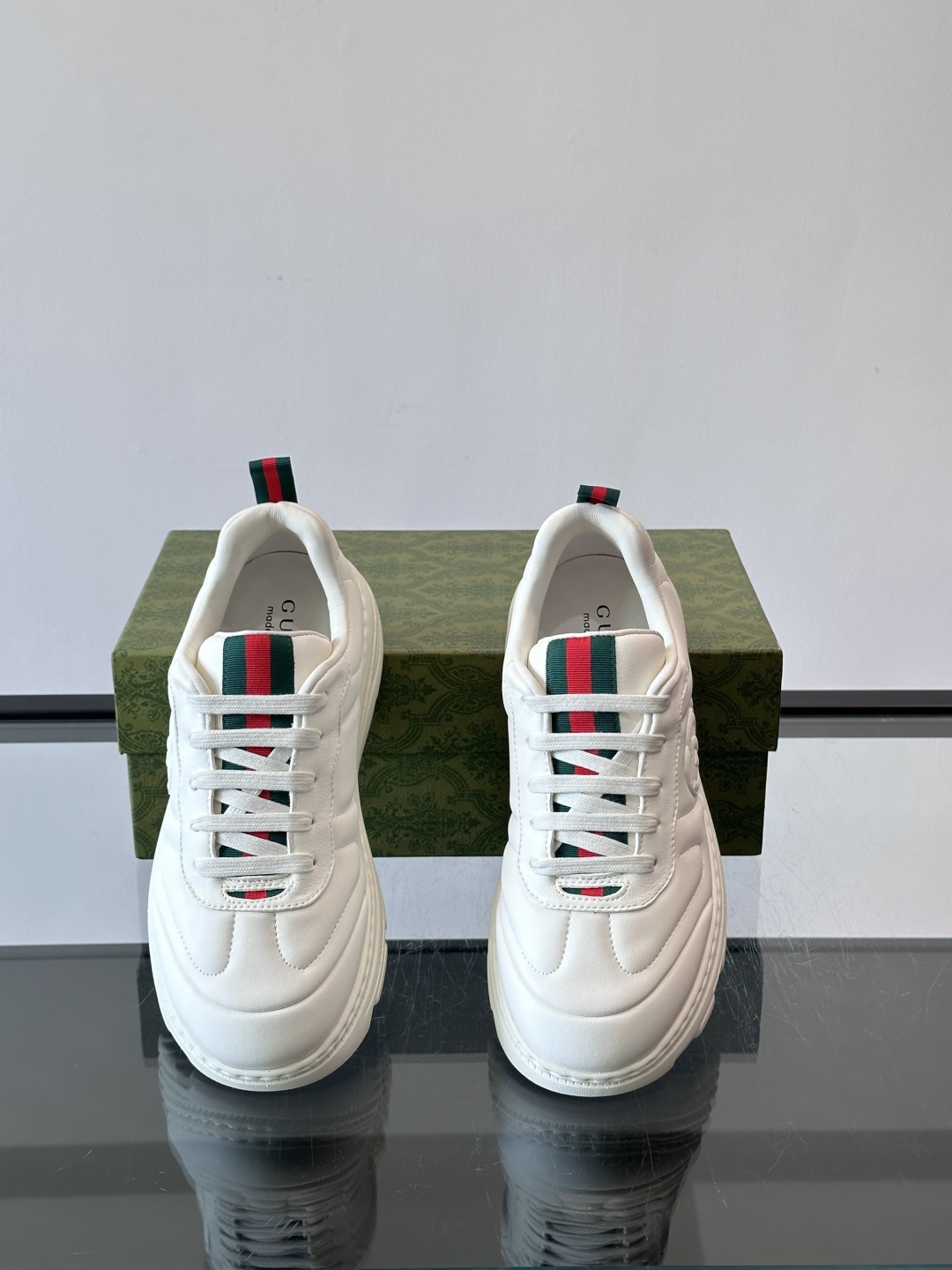 Gucci Rhyton系列运动鞋，采用优质牛皮，鞋面有双G标志，搭配红绿织带，品牌感满满✨。厚底设计，