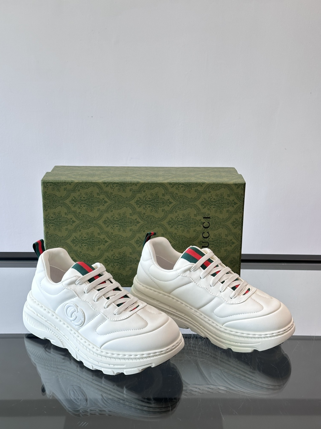 Gucci Rhyton系列运动鞋，采用优质牛皮，鞋面有双G标志，搭配红绿织带，品牌感满满✨。厚底设计，