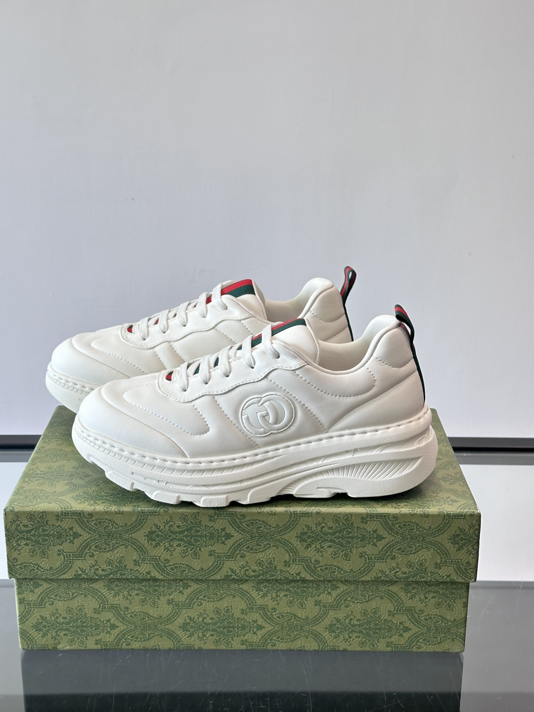 Gucci Rhyton系列运动鞋，采用优质牛皮，鞋面有双G标志，搭配红绿织带，品牌感满满✨。厚底设计，