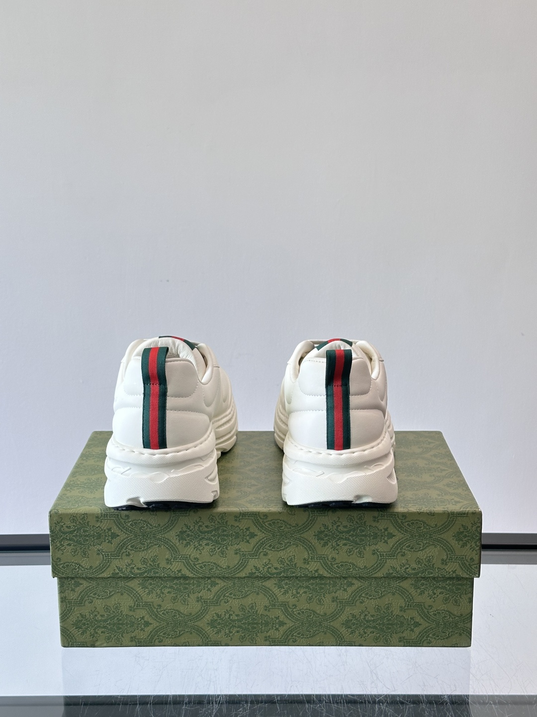 Gucci Rhyton系列运动鞋，采用优质牛皮，鞋面有双G标志，搭配红绿织带，品牌感满满✨。厚底设计，