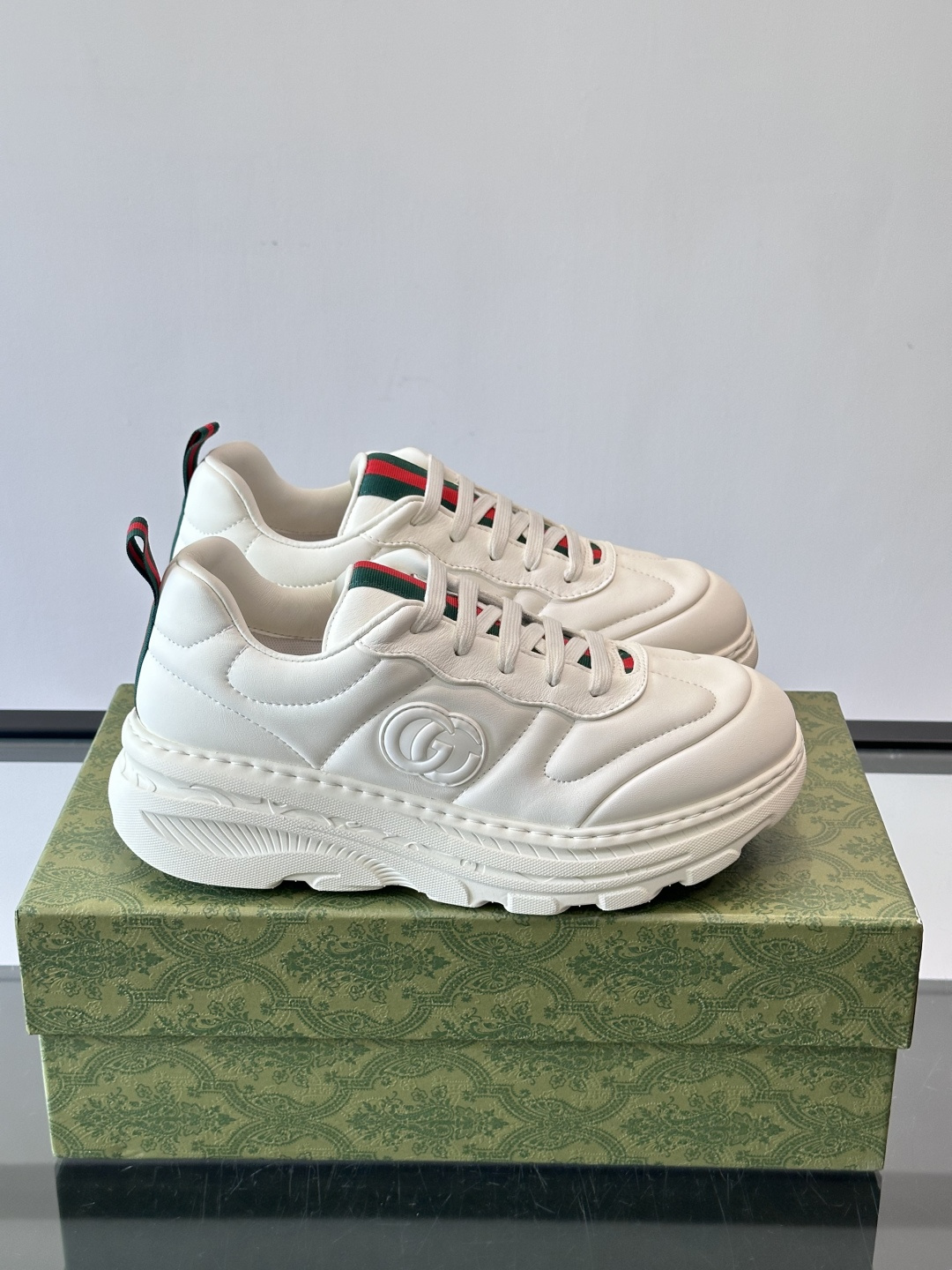 Gucci Rhyton系列运动鞋，采用优质牛皮，鞋面有双G标志，搭配红绿织带，品牌感满满✨。厚底设计，