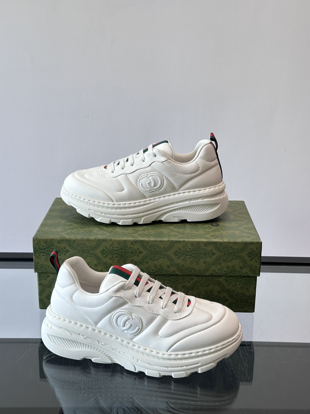 Gucci Rhyton系列运动鞋，采用优质牛皮，鞋面有双G标志，搭配红绿织带，品牌感满满✨。厚底设计，