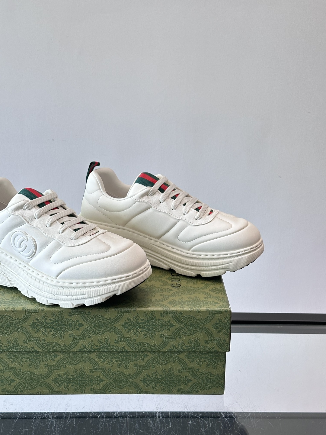 Gucci Rhyton系列运动鞋，采用优质牛皮，鞋面有双G标志，搭配红绿织带，品牌感满满✨。厚底设计，