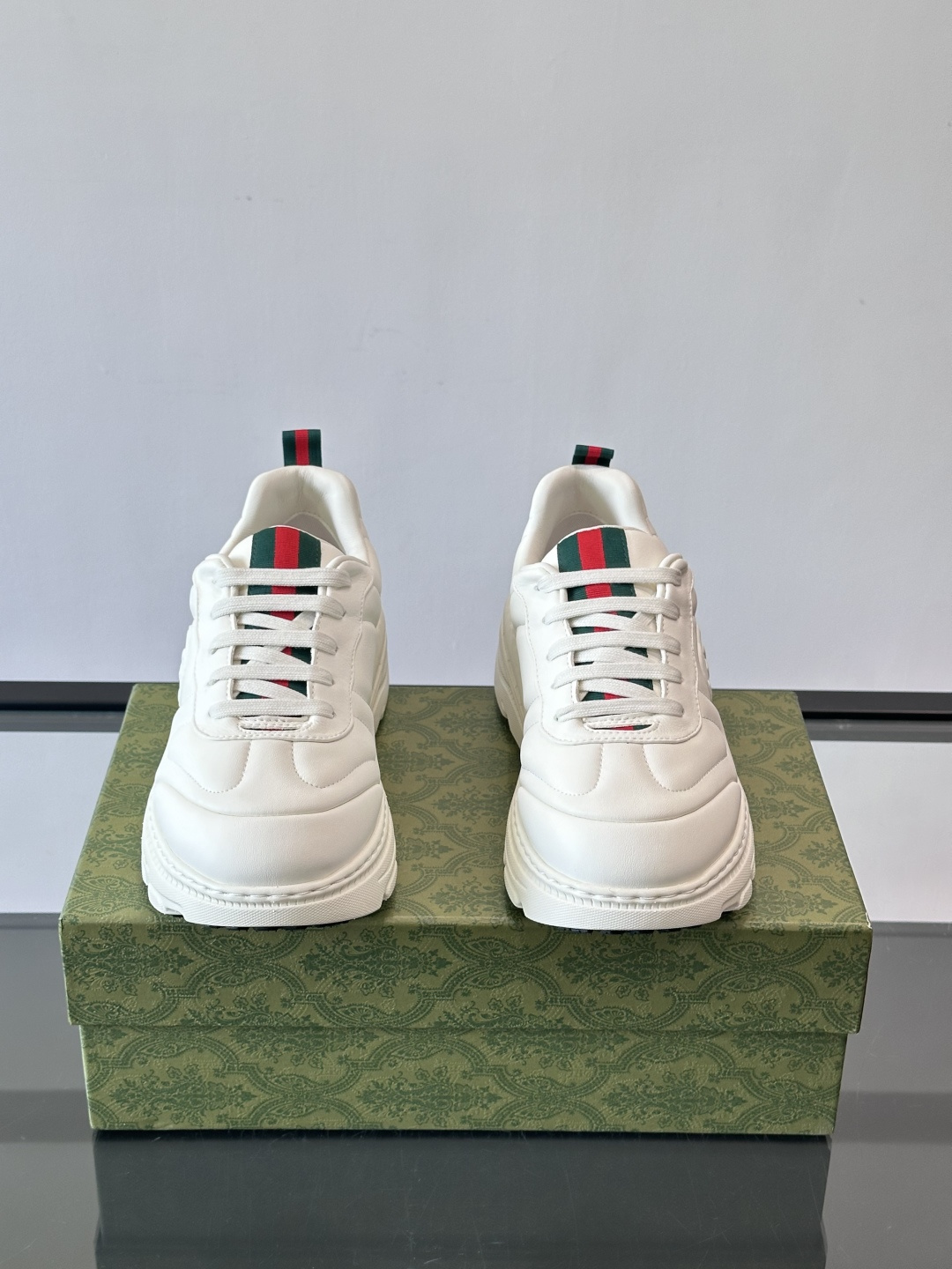 Gucci Rhyton系列运动鞋，采用优质牛皮，鞋面有双G标志，搭配红绿织带，品牌感满满✨。厚底设计，