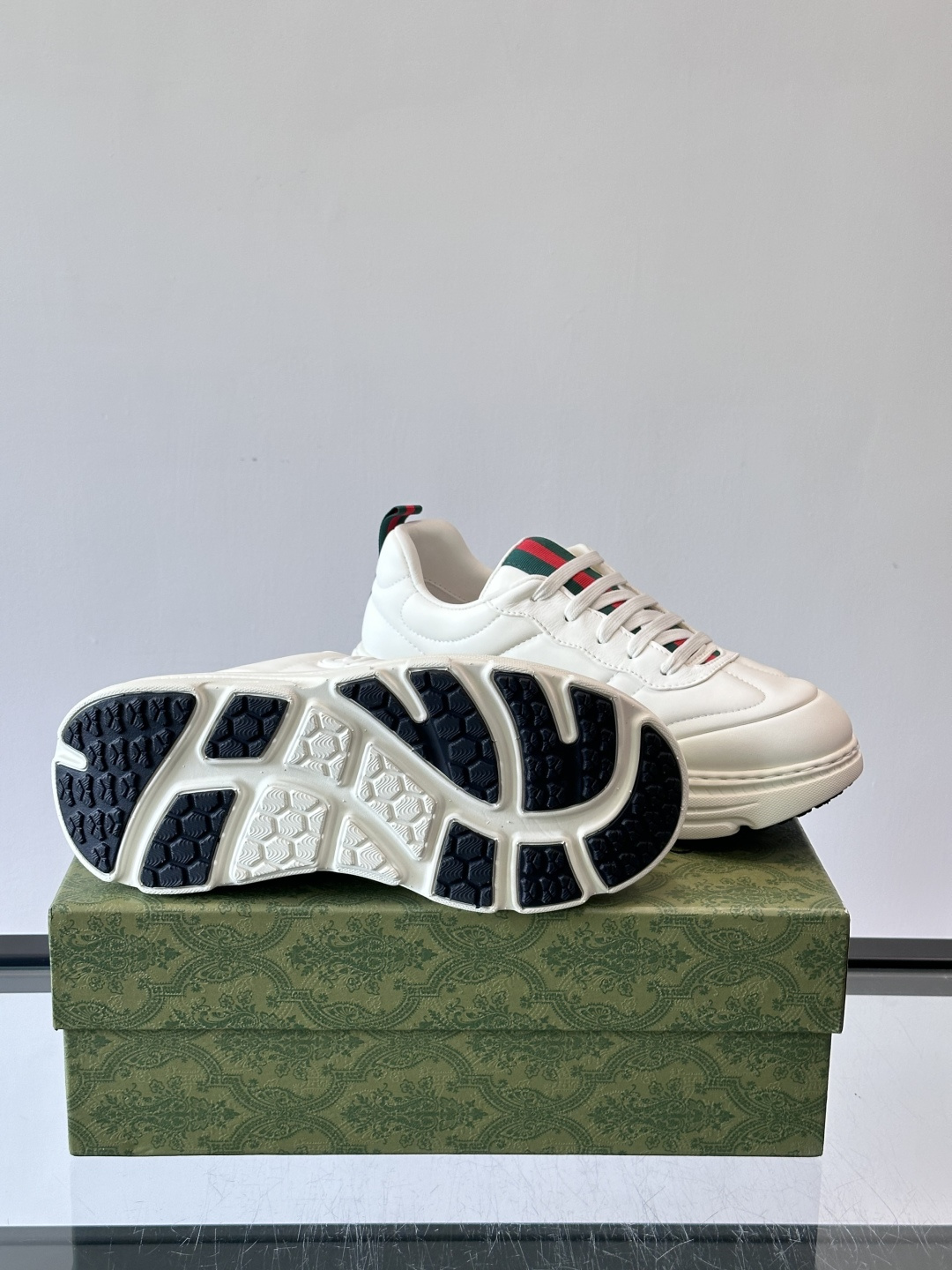 Gucci Rhyton系列运动鞋，采用优质牛皮，鞋面有双G标志，搭配红绿织带，品牌感满满✨。厚底设计，