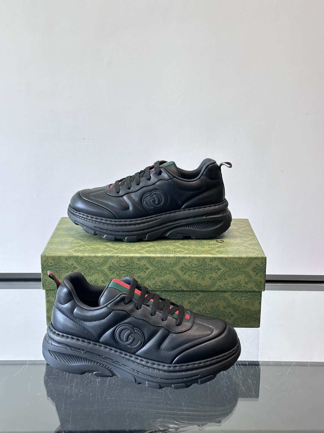 Gucci Rhyton系列运动鞋，采用优质牛皮，鞋面有双G标志，搭配红绿织带，品牌感满满✨。厚底设计，